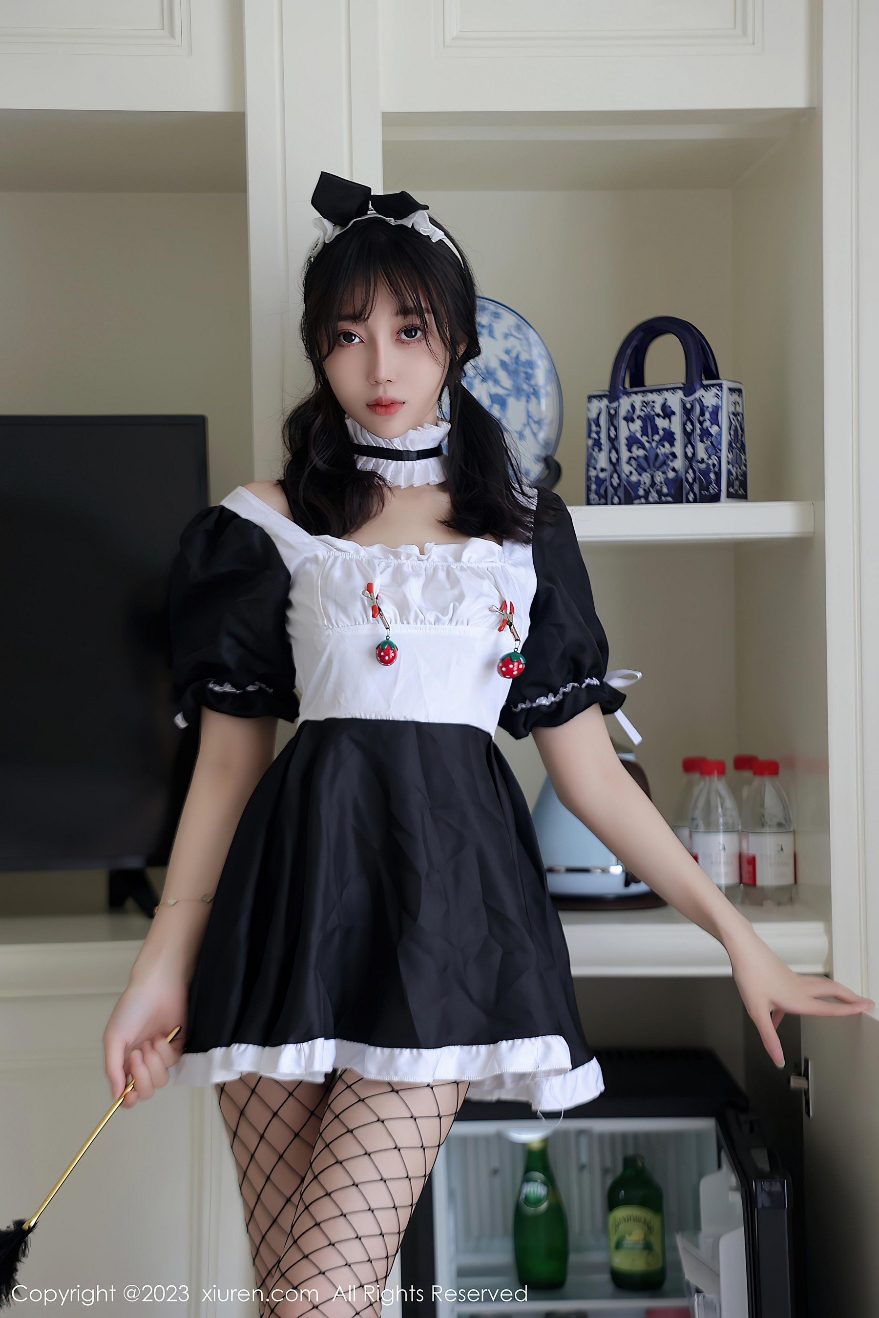 [XiuRen秀人网]2023.08.11 NO.7217 玥儿玥er 情趣女仆制服与透视内衣加渔网袜性感私房写真集-看套图