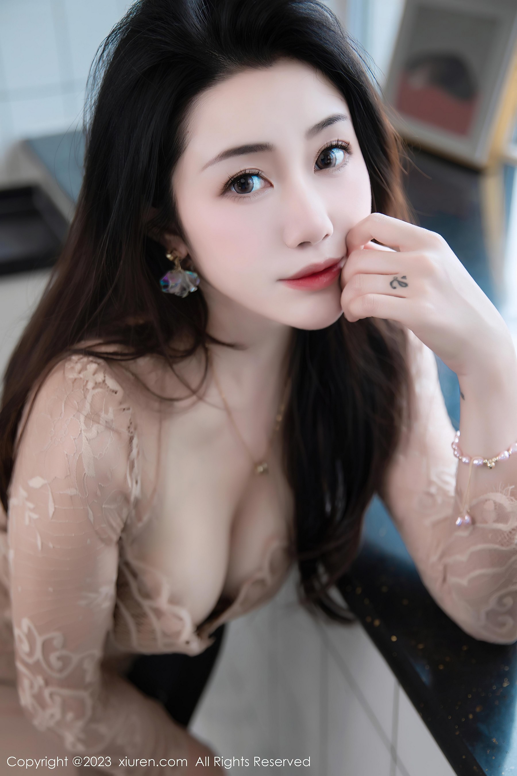 [XiuRen秀人网]2023.08.11 NO.7216 严利娅Yuliya 米色蕾丝上衣与紧身短裙加白色内衣性感私房写真集-看套图