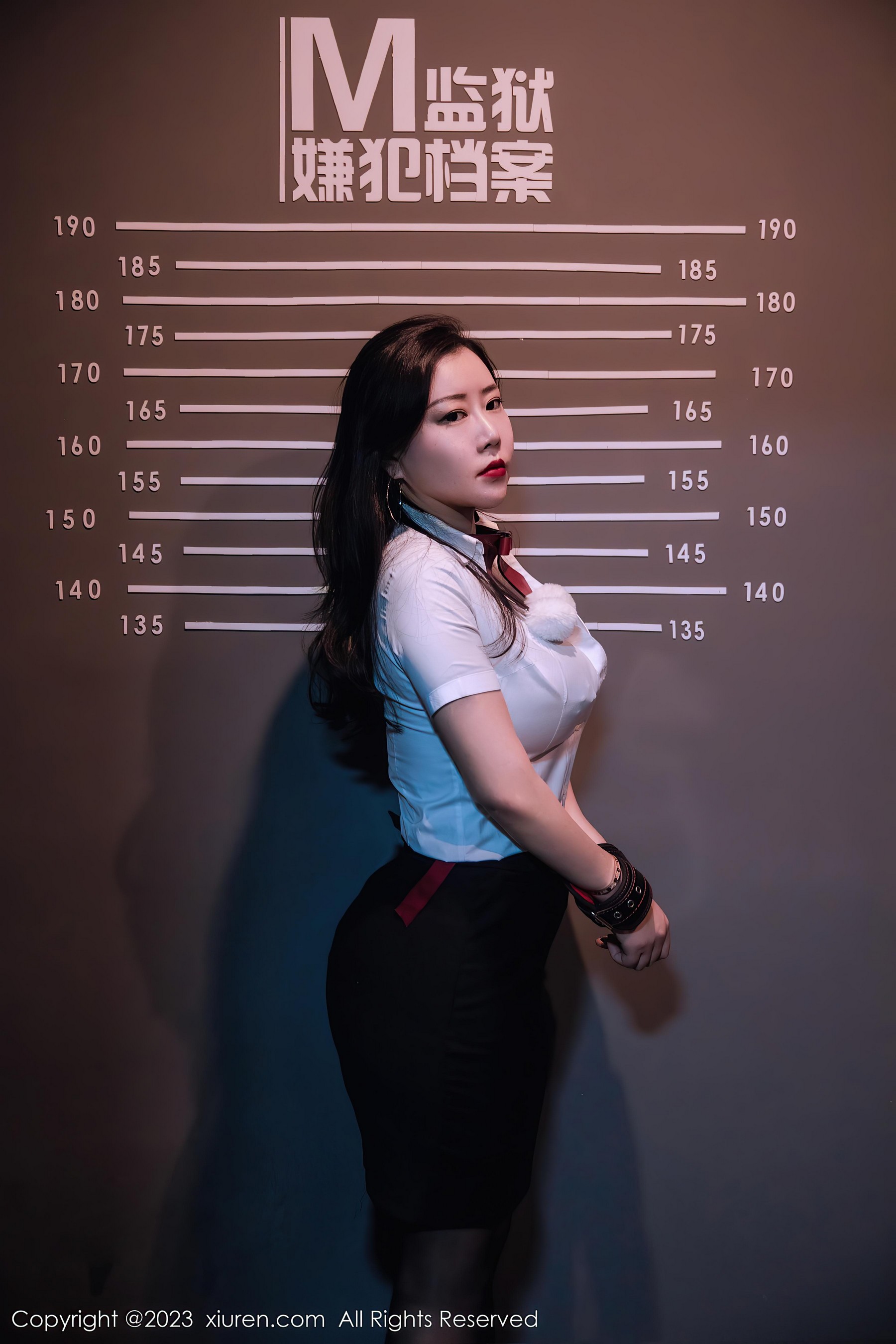 [XiuRen秀人网]2023.08.22 NO.7267 王婉悠Queen 紧身情趣女警官制服加黑丝美腿性感私房写真集-看套图