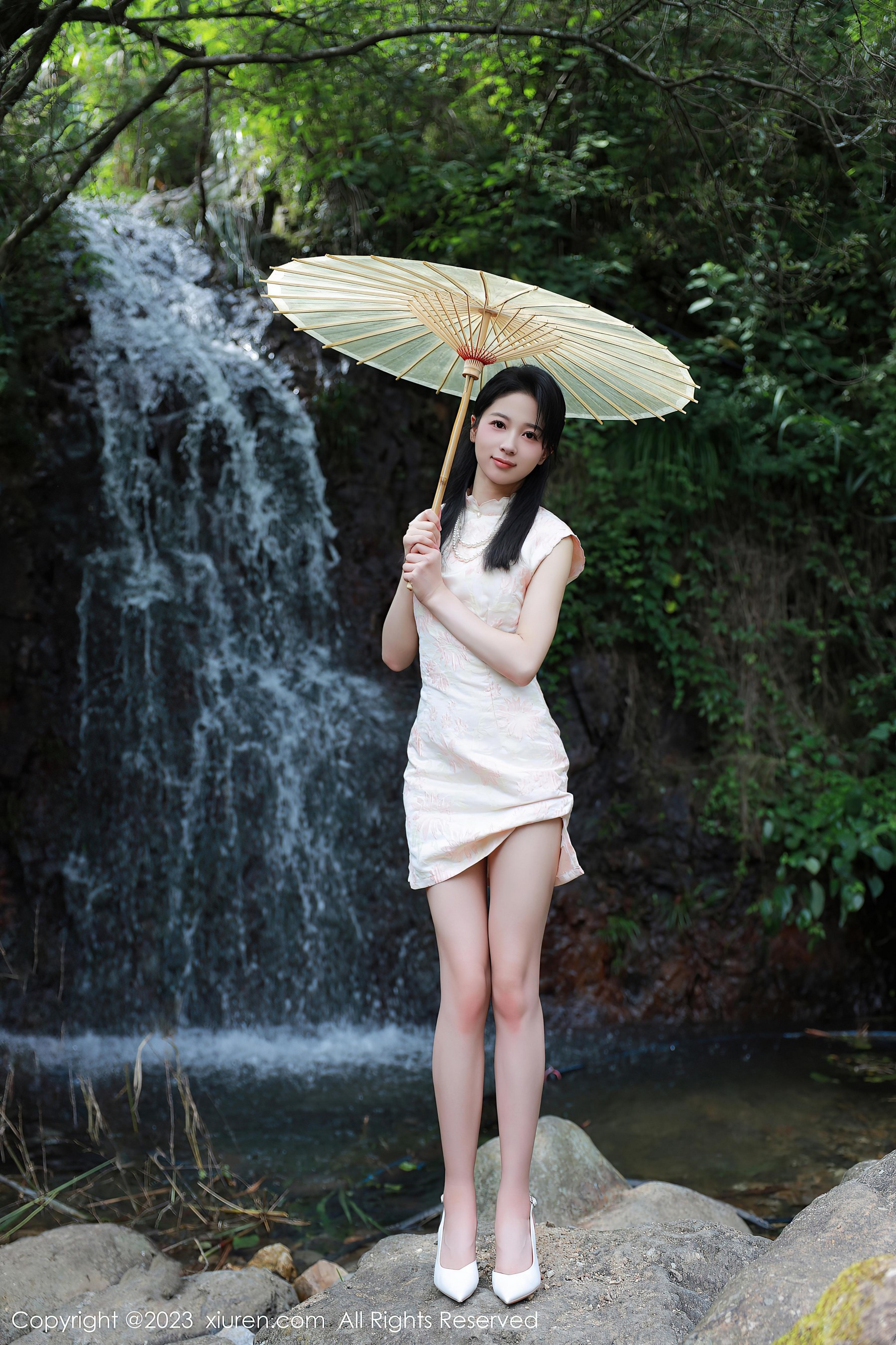 [XiuRen秀人网]2023.08.15 NO.7234 糖豆sisi 粉色旗袍与白色蕾丝内衣加丝袜美腿性感私房写真集Xiuren秀人写真高清美女套图写真下载-看套图看套图