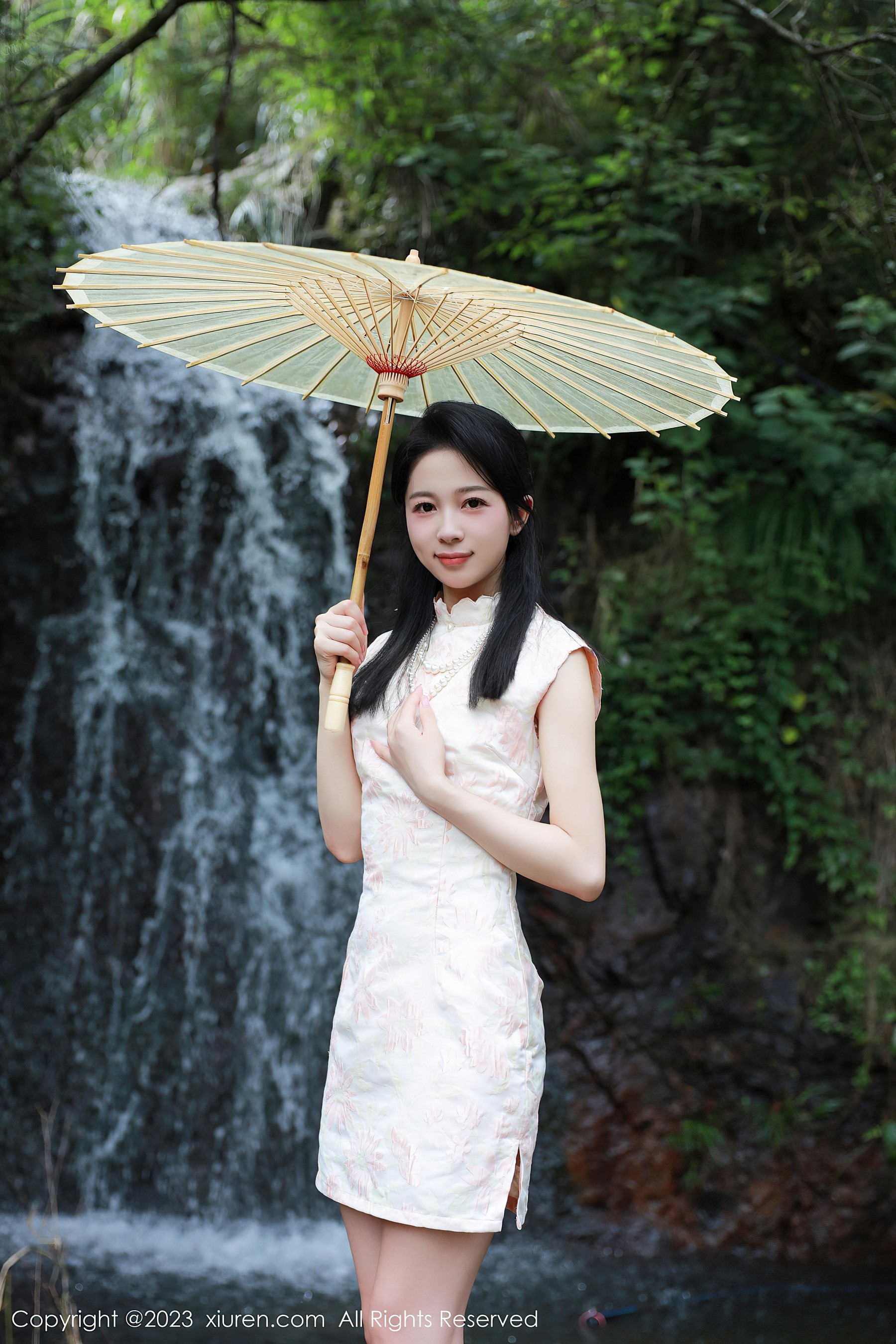 [XiuRen秀人网]2023.08.15 NO.7234 糖豆sisi 粉色旗袍与白色蕾丝内衣加丝袜美腿性感私房写真集Xiuren秀人写真高清美女套图写真下载-看套图看套图