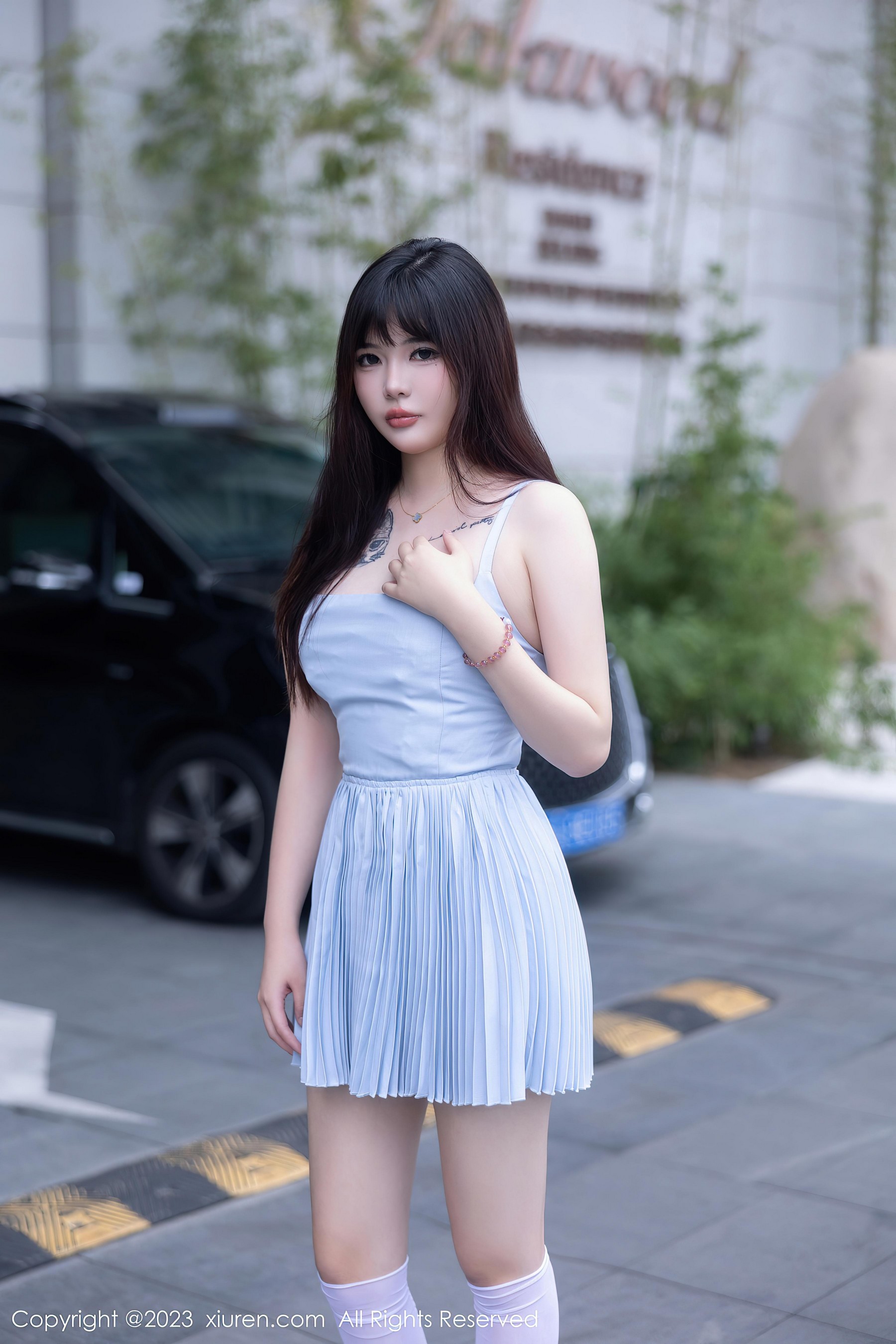 [XiuRen秀人网]2023.08.22 NO.7266 Arude薇薇 灰色吊带裸背连衣裙加白色丝袜美腿性感私房写真集-看套图