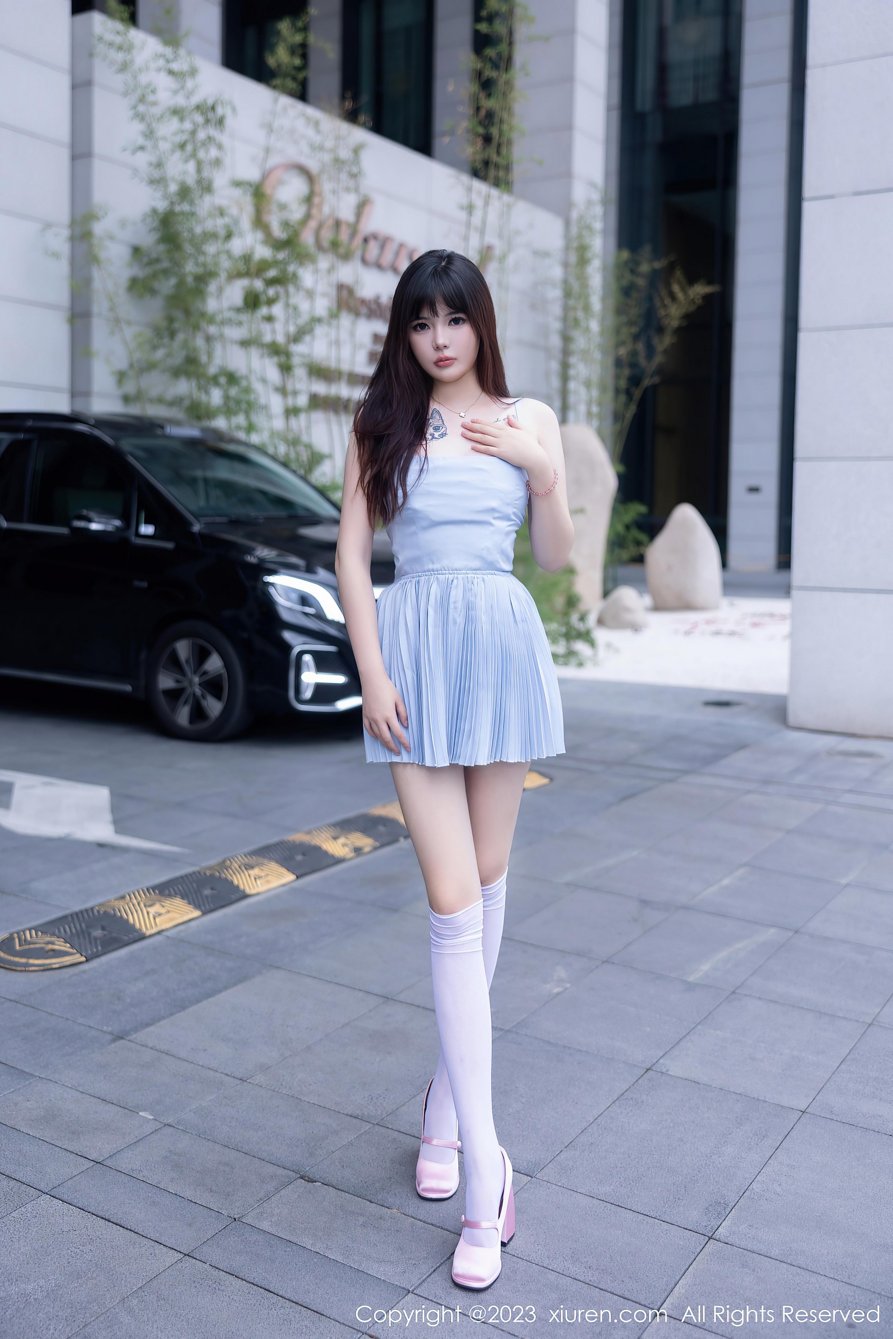 [XiuRen秀人网]2023.08.22 NO.7266 Arude薇薇 灰色吊带裸背连衣裙加白色丝袜美腿性感私房写真集-看套图