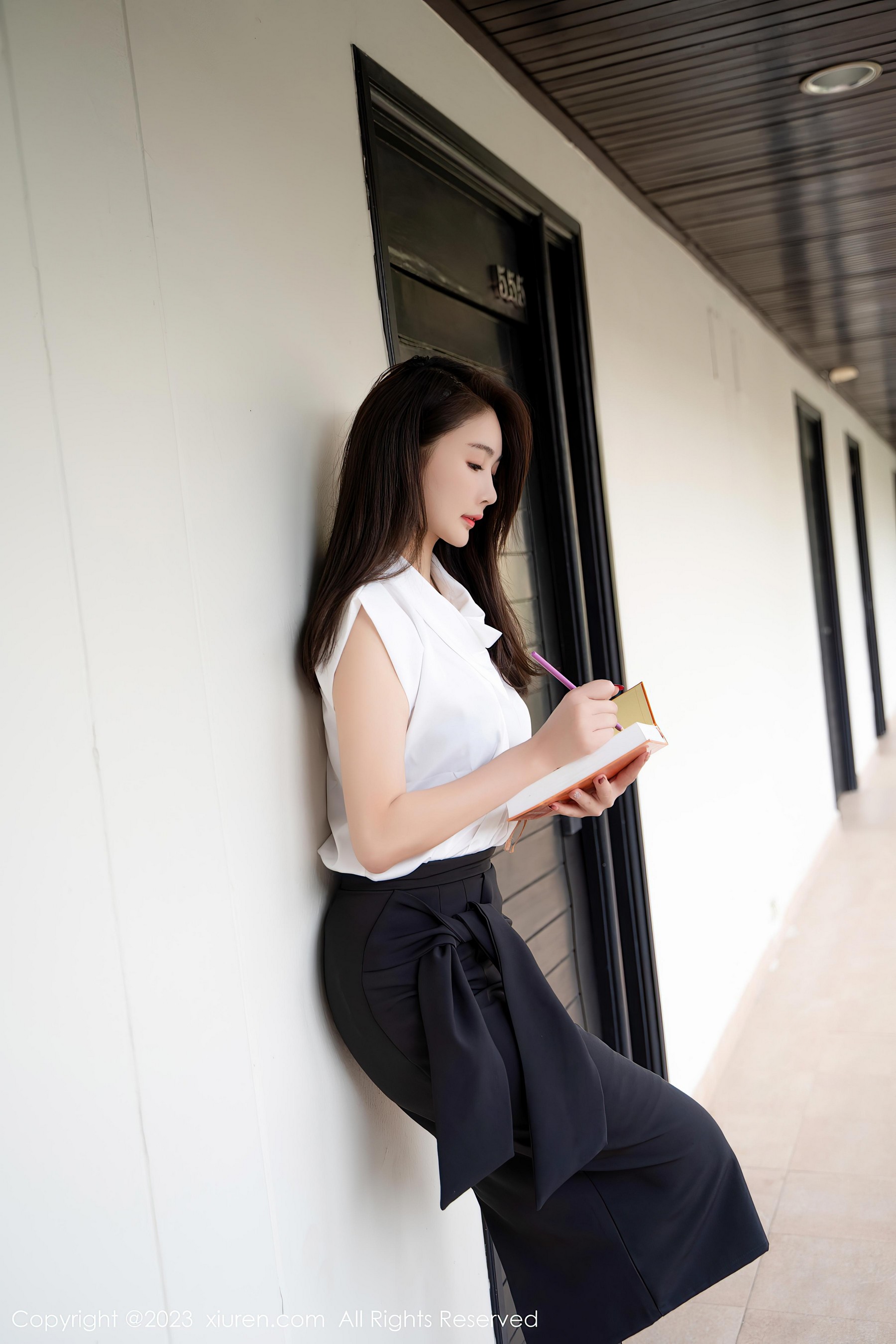 [XiuRen秀人网]2023.08.23 NO.7270 summer宝宝 黑色长裙与蕾丝内衣加黑丝美腿性感私房写真集-看套图