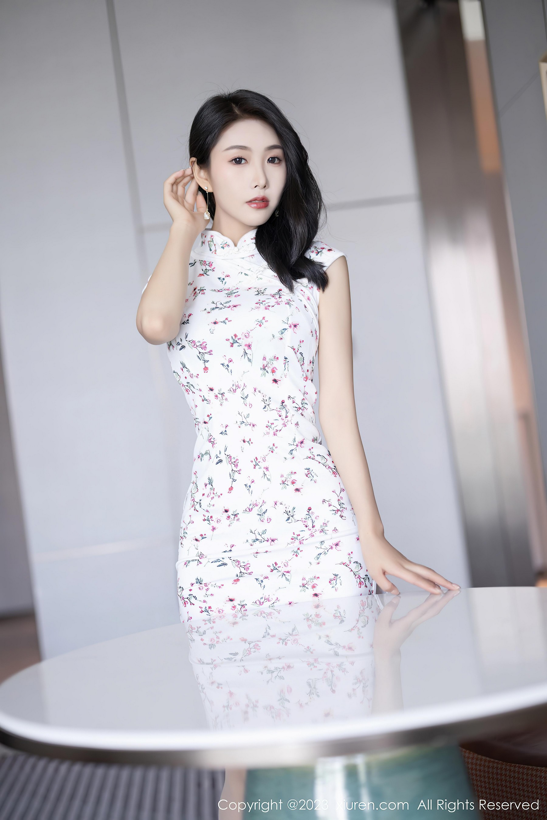 [XiuRen秀人网]2023.08.24 NO.7279 苏苏阿 白色紧身旗袍与棕色内衣加肉丝美腿性感私房写真集Xiuren秀人写真高清美女套图写真下载-看套图看套图