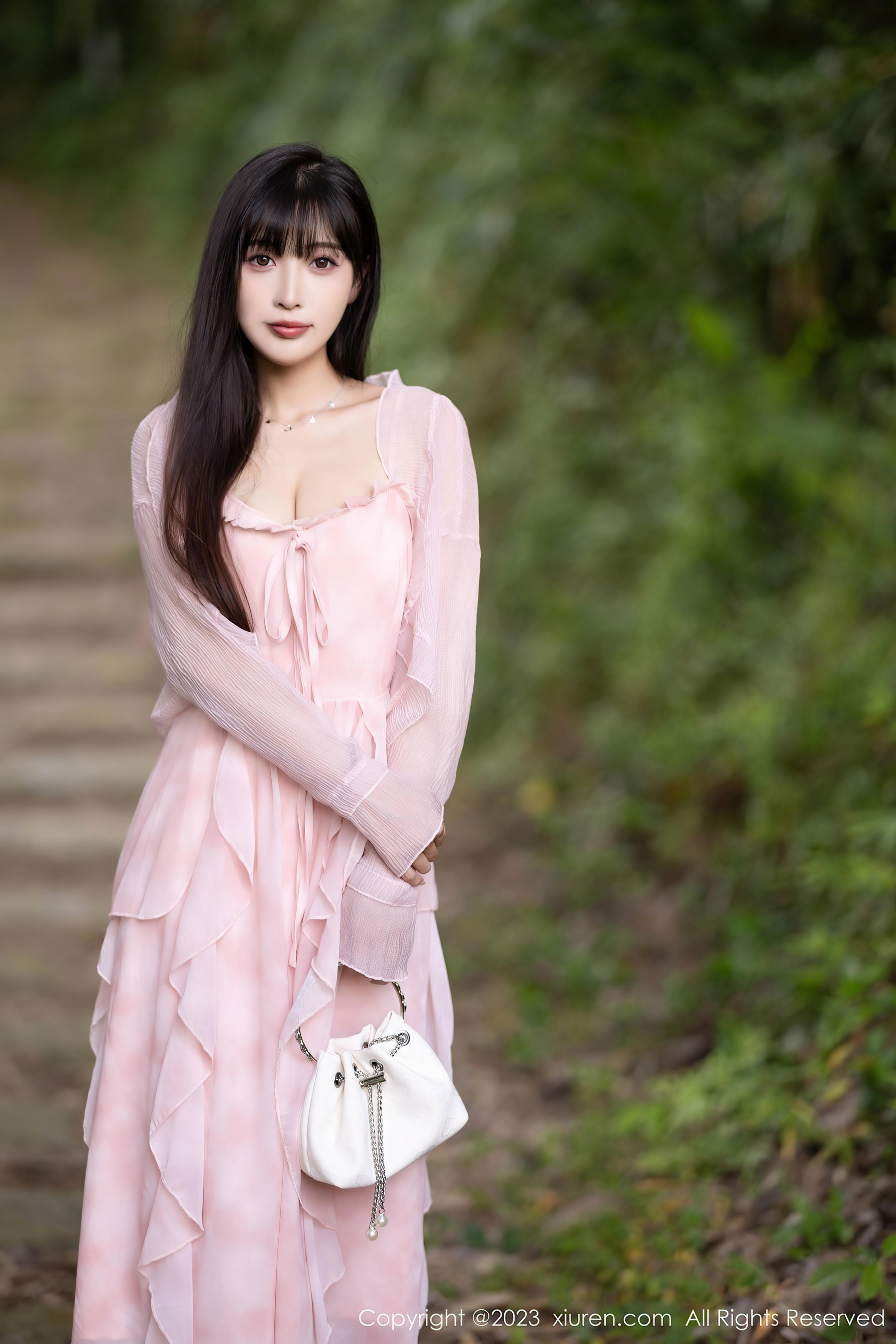 [XiuRen秀人网]2023.08.21 NO.7263 林星阑 粉色吊带连衣裙与塑身内衣加肉丝美腿性感私房写真集-看套图