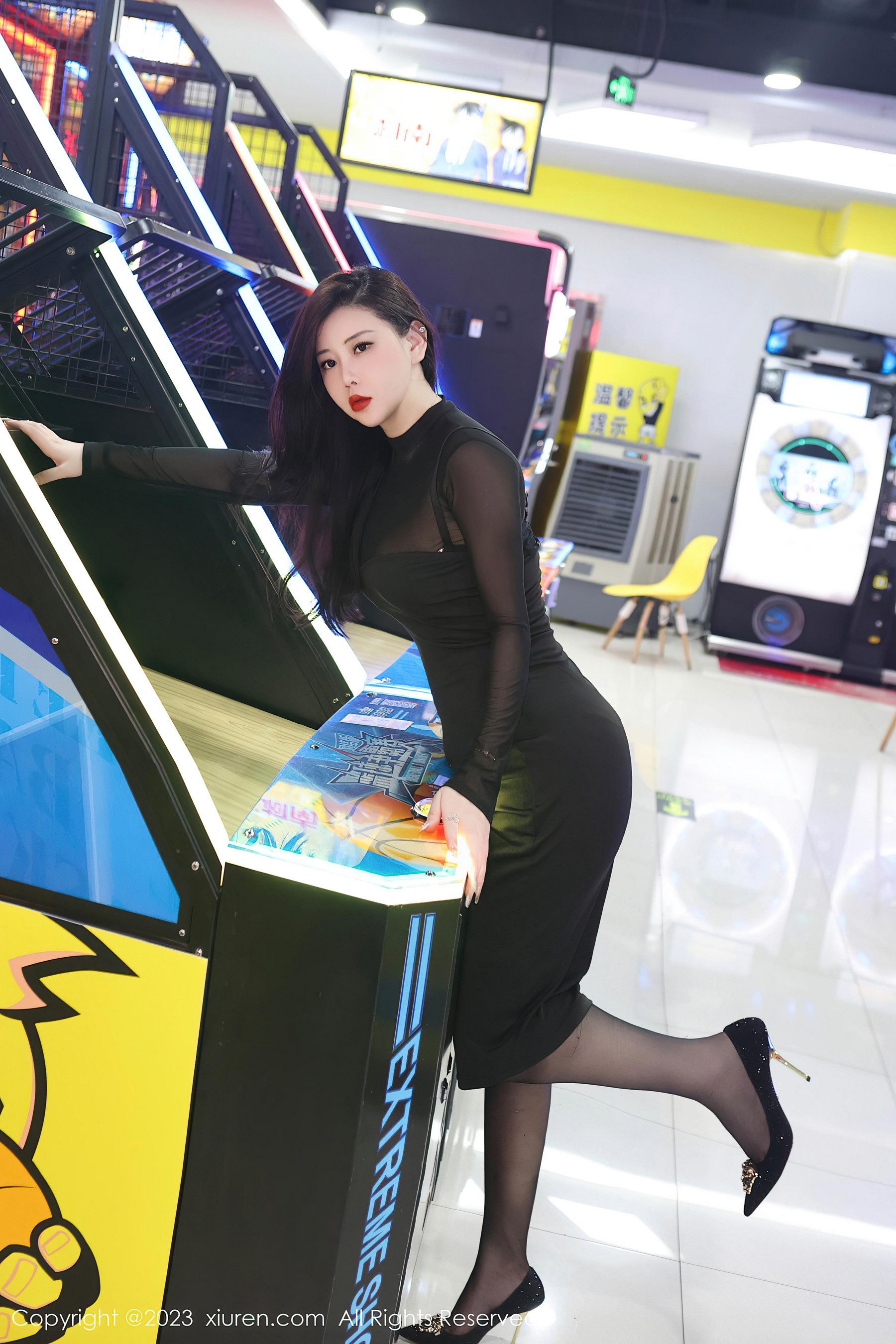 [XiuRen秀人网]2023.08.14 NO.7230 王婉悠Queen 黑色紧身透视情趣连衣裙加黑丝美腿性感私房写真集-看套图