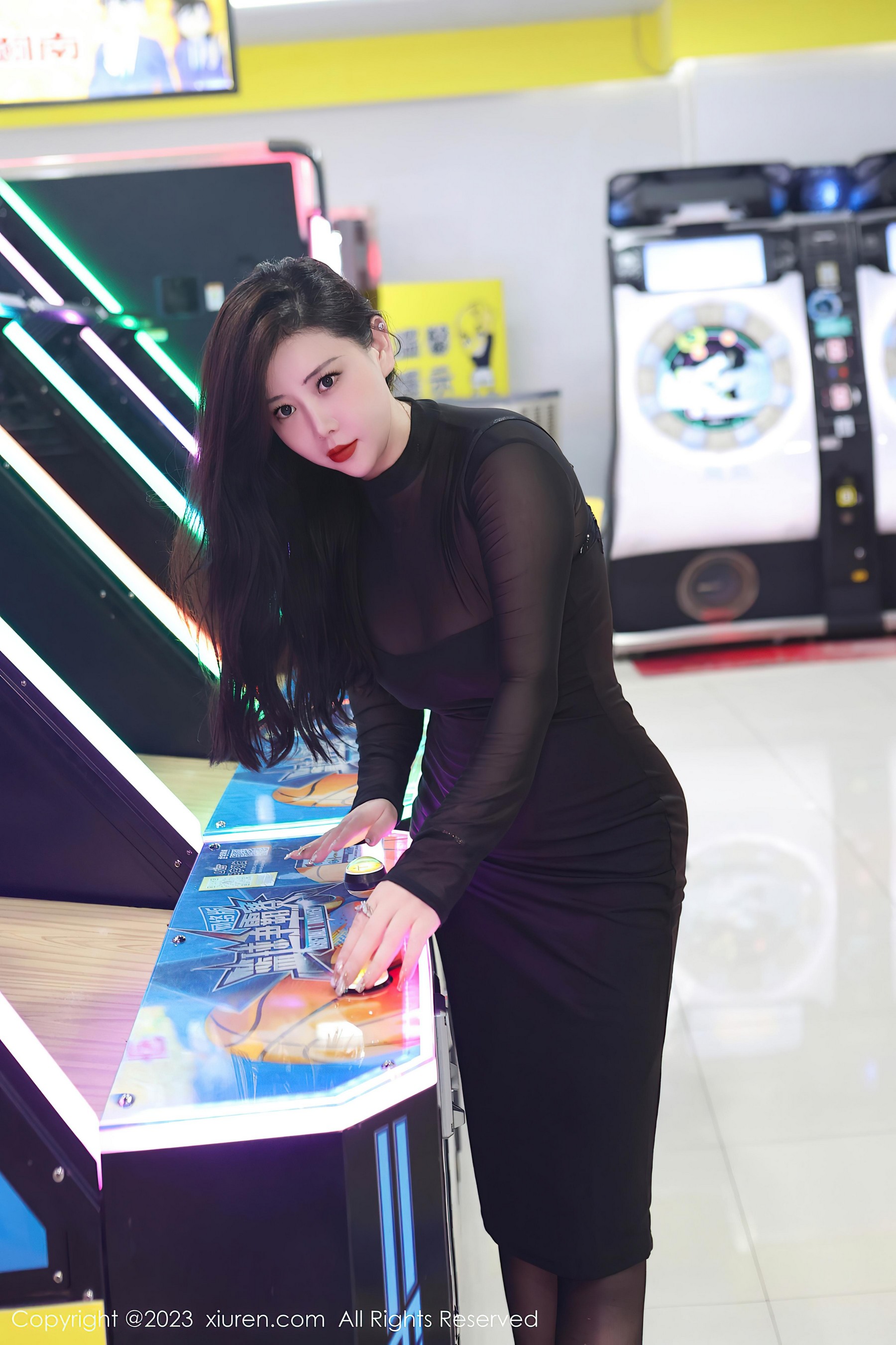 [XiuRen秀人网]2023.08.14 NO.7230 王婉悠Queen 黑色紧身透视情趣连衣裙加黑丝美腿性感私房写真集-看套图