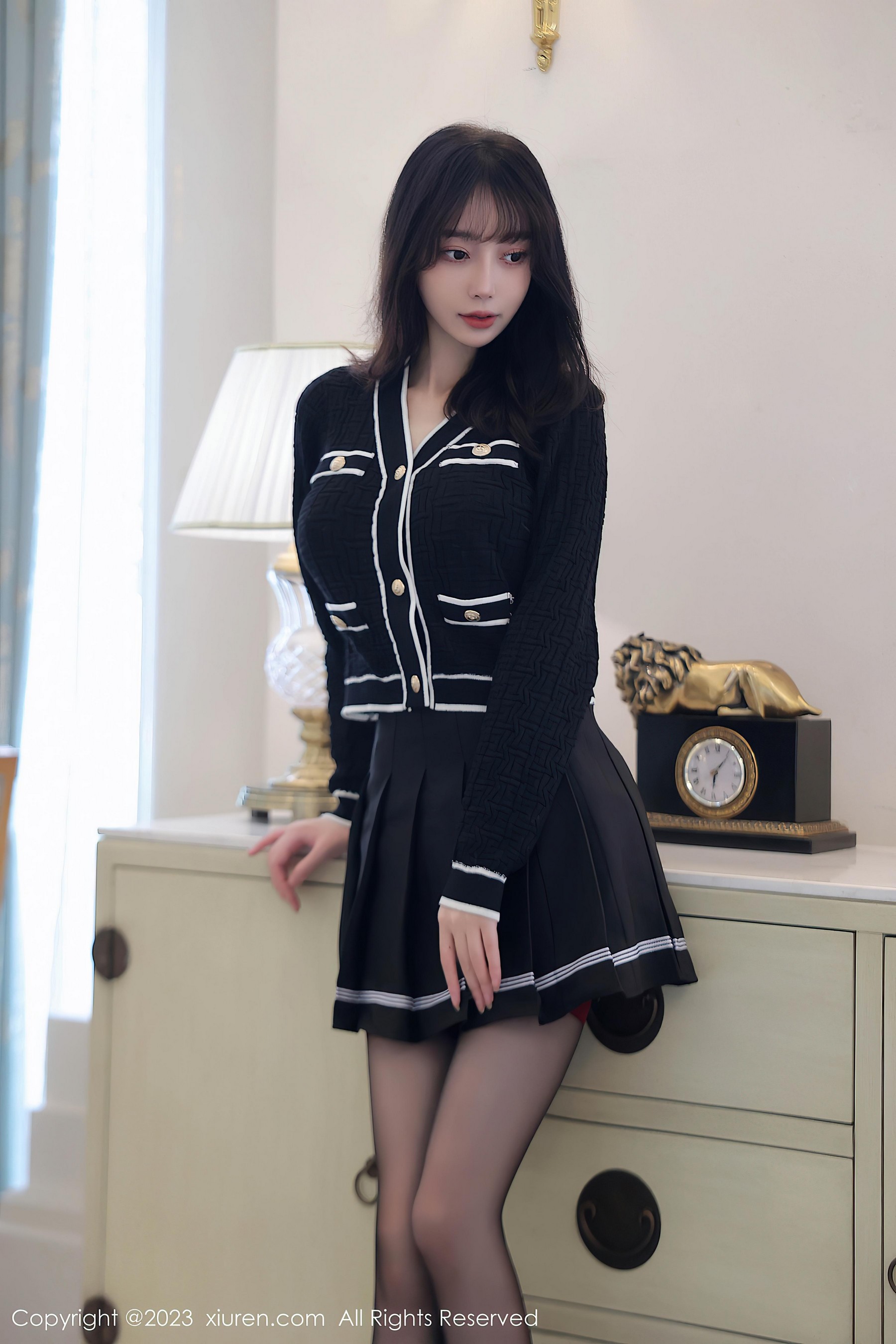 [XiuRen秀人网]2023.08.25 NO.7287 玥儿玥er 黑色短裙与透视情趣内衣加黑丝美腿性感私房写真集-看套图