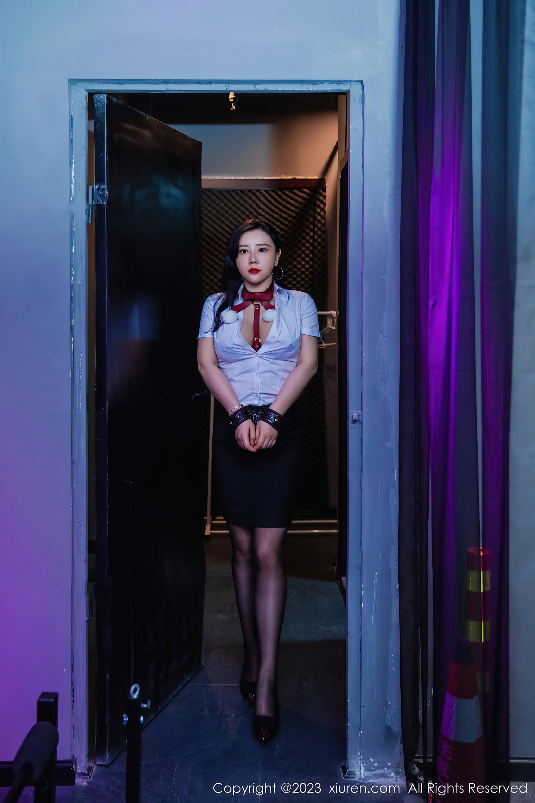 [XiuRen秀人网]2023.08.22 NO.7267 王婉悠Queen 紧身情趣女警官制服加黑丝美腿性感私房写真集-看套图