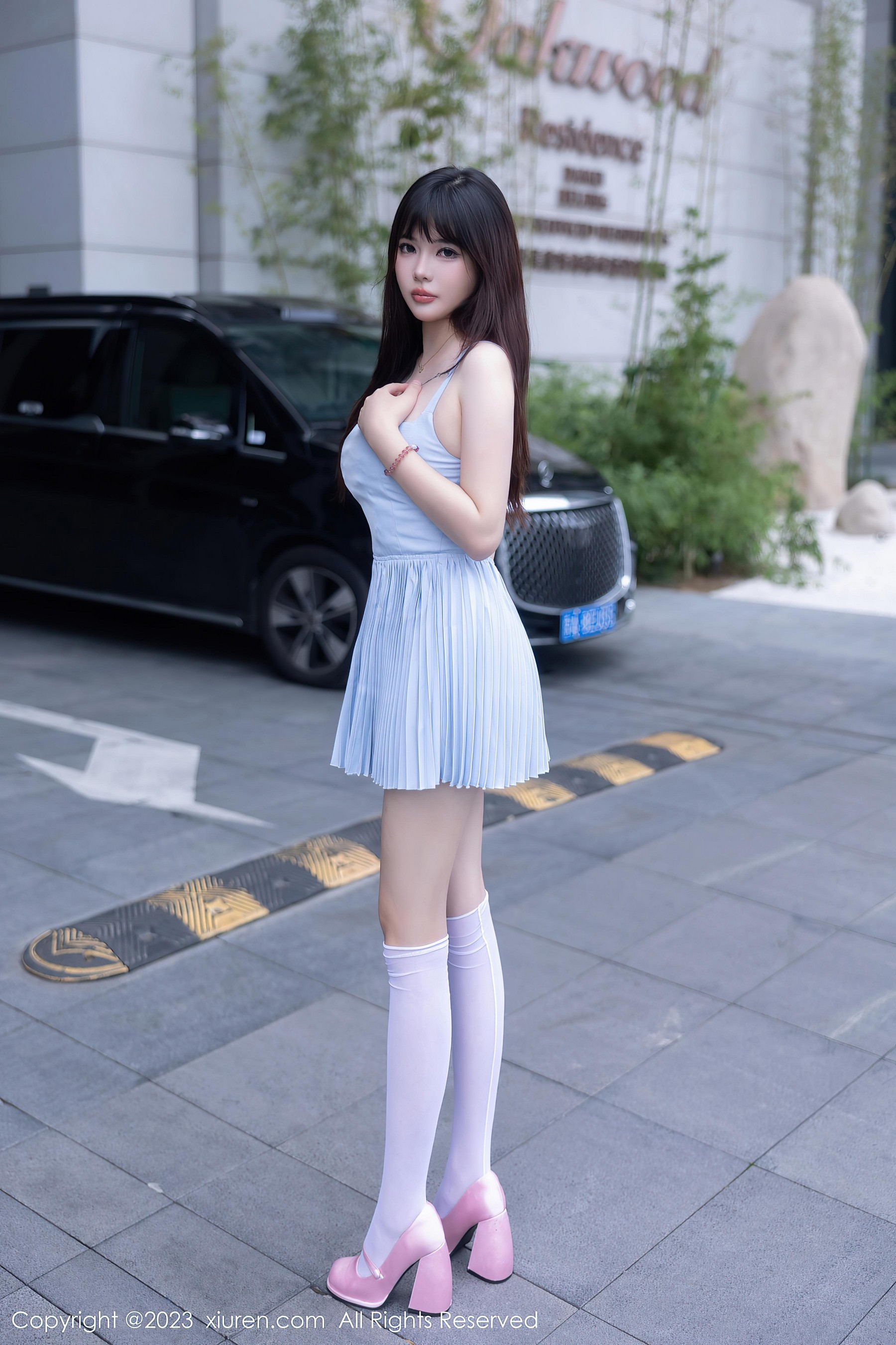 [XiuRen秀人网]2023.08.22 NO.7266 Arude薇薇 灰色吊带裸背连衣裙加白色丝袜美腿性感私房写真集-看套图