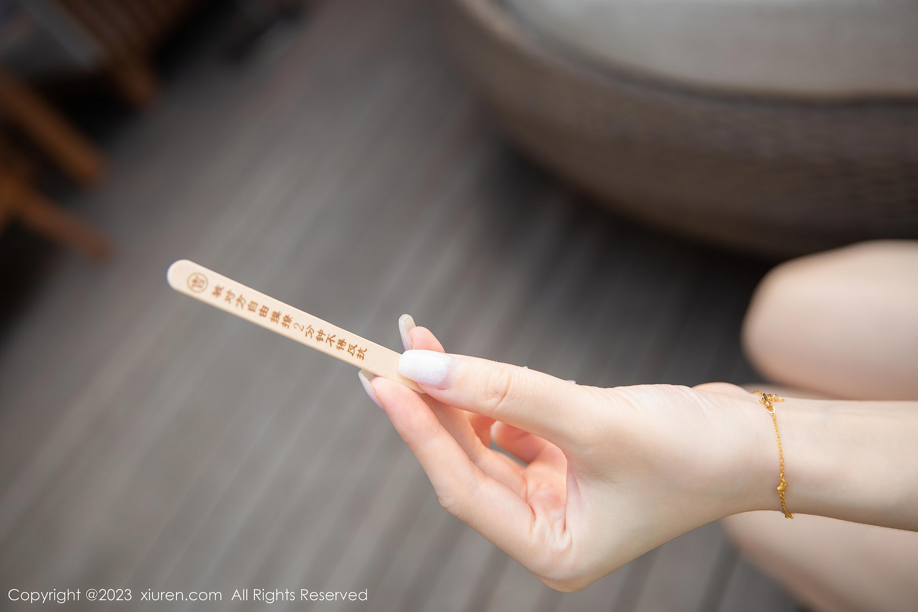 [XiuRen秀人网]2023.08.11 NO.7221 是小逗逗 白色蕾丝小背心与灰色短裤加粉色小脚袜性感私房写真集-看套图