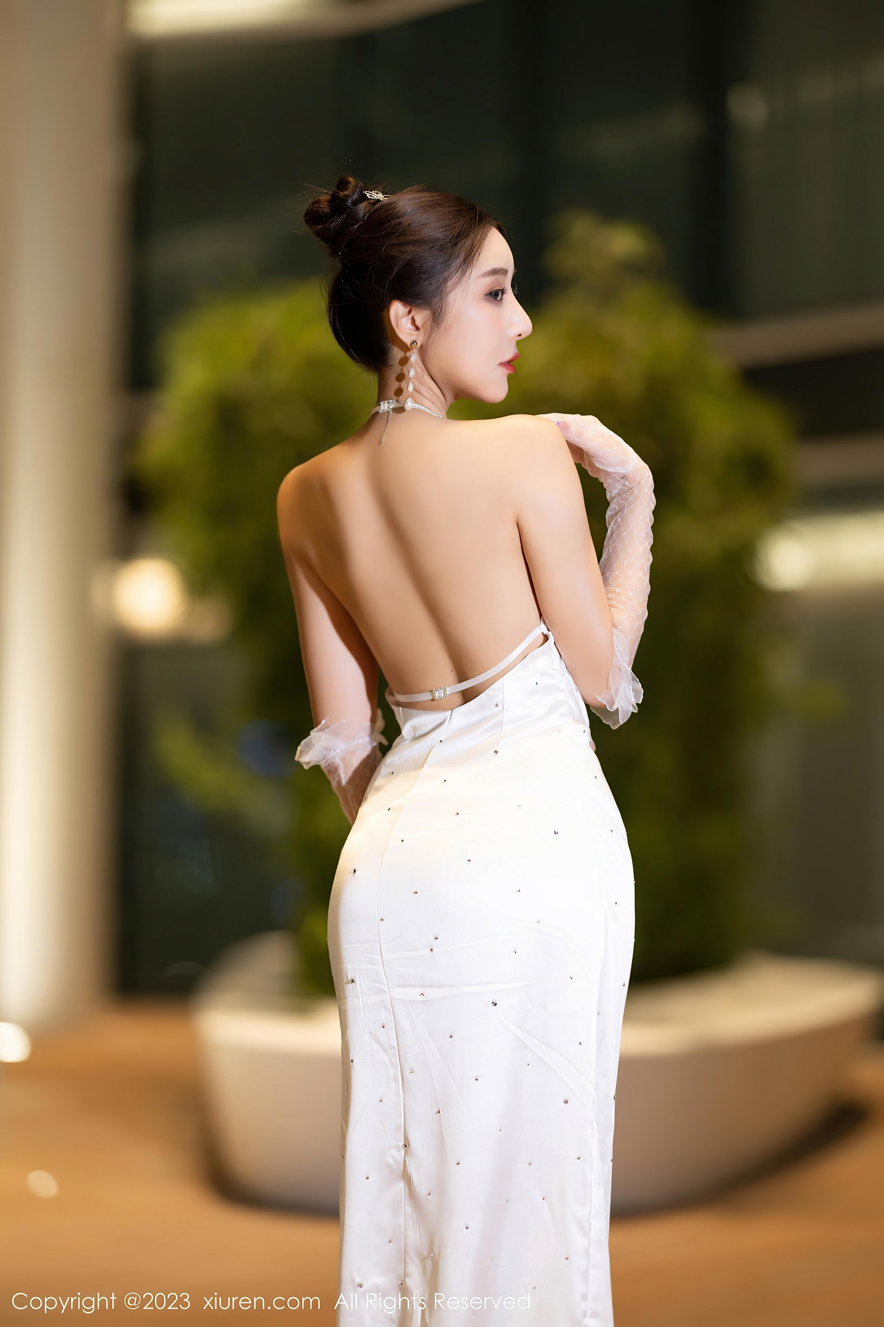 [XiuRen秀人网]2023.08.18 NO.7256 王馨瑶yanni 白色吊带礼服裙与黑色情趣旗袍加黑丝美腿性感私房写真集-看套图