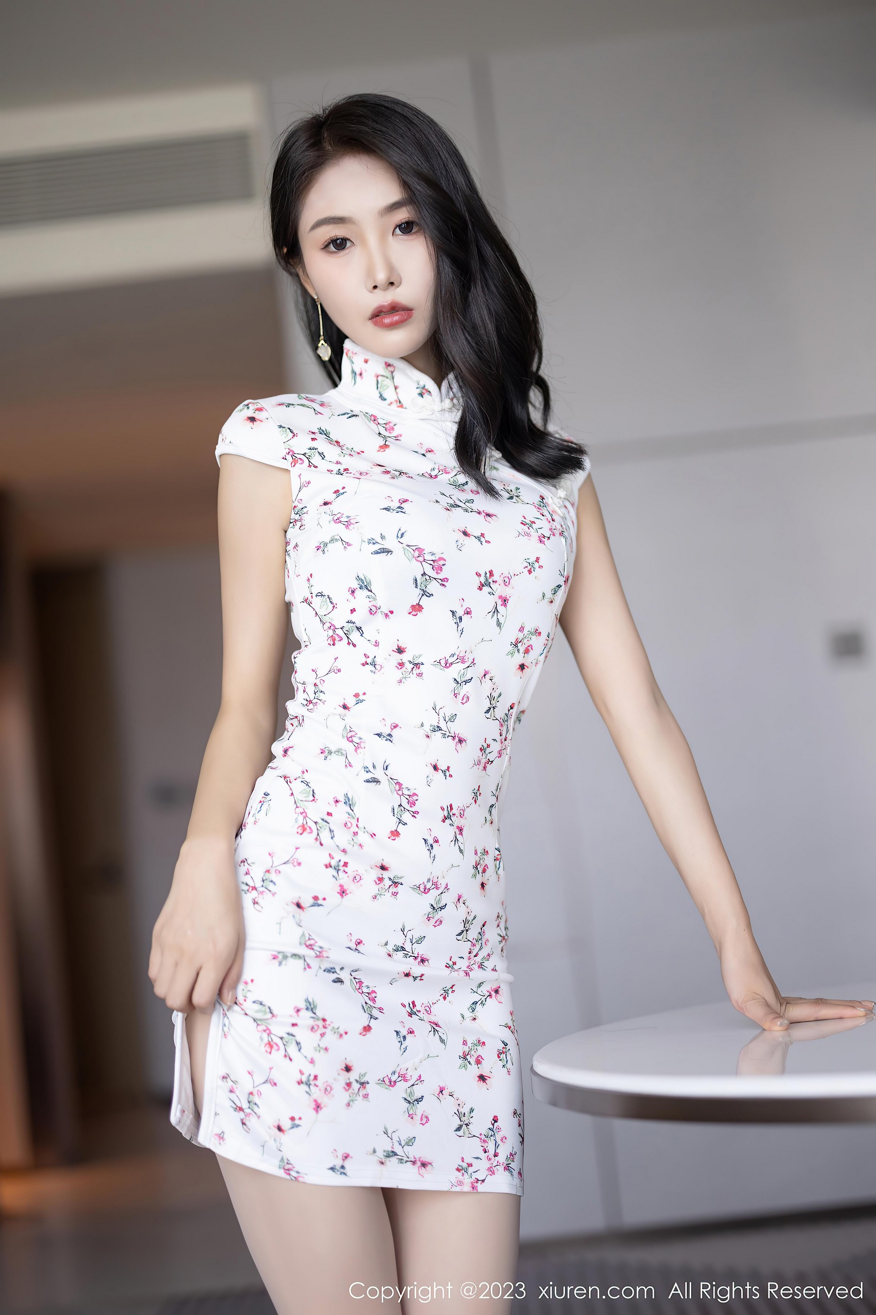 [XiuRen秀人网]2023.08.24 NO.7279 苏苏阿 白色紧身旗袍与棕色内衣加肉丝美腿性感私房写真集Xiuren秀人写真高清美女套图写真下载-看套图看套图