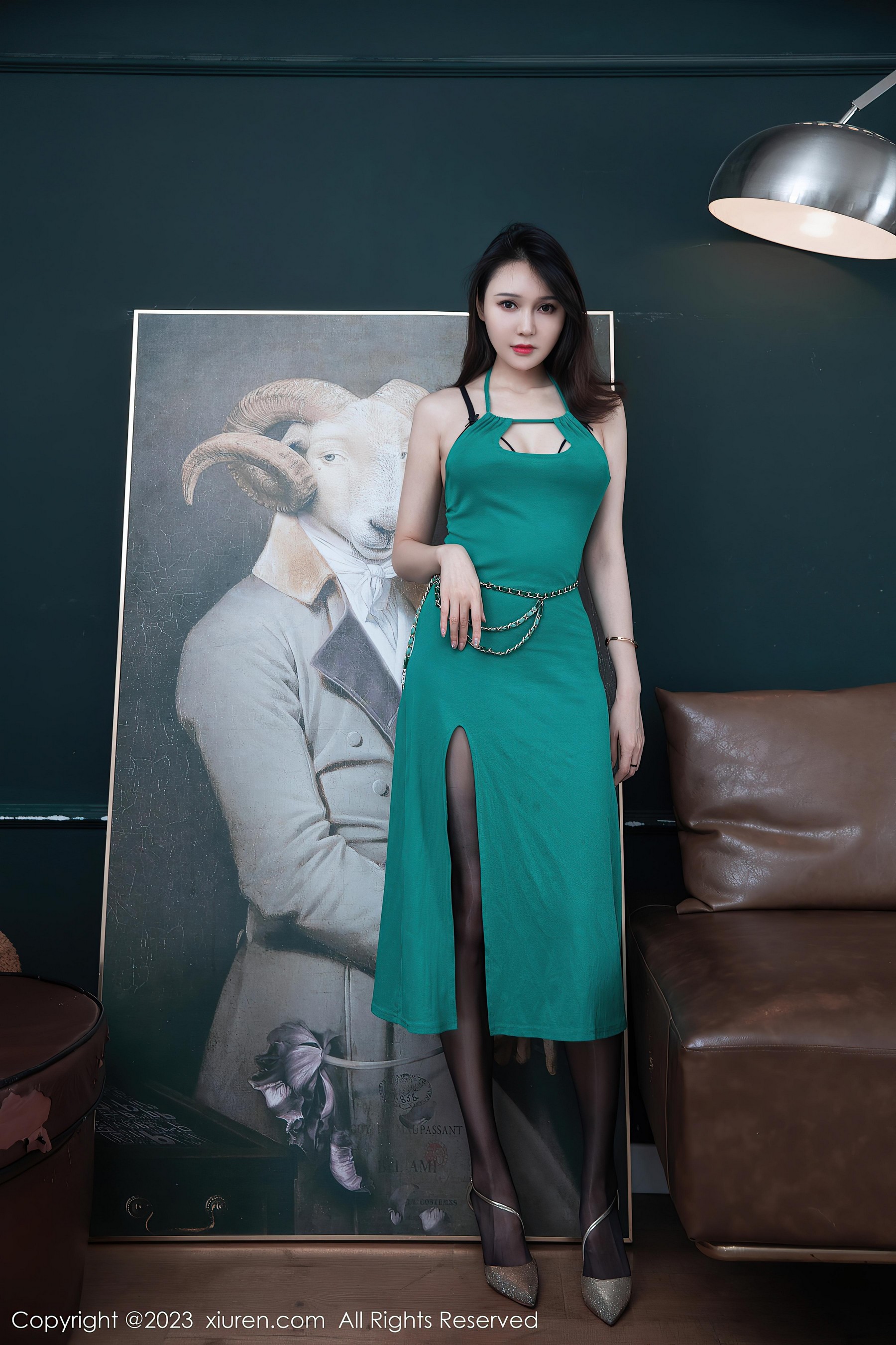 [XiuRen秀人网]2023.08.21 NO.7259 吴紫熙Fanny 紧身吊带连衣裙与黑色内衣加黑丝美腿性感私房写真集-看套图