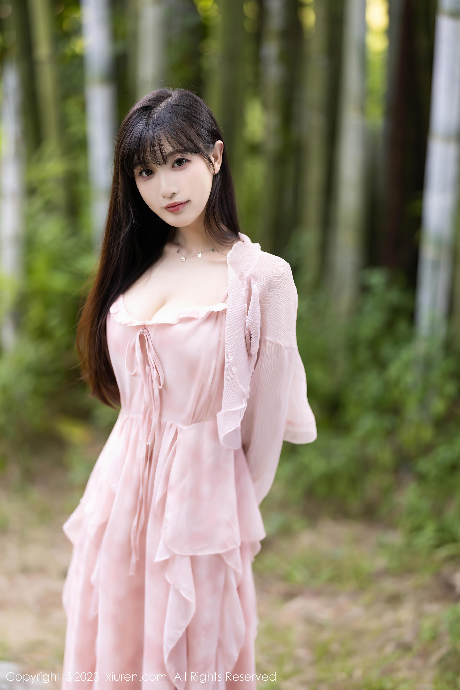 [XiuRen秀人网]2023.08.21 NO.7263 林星阑 粉色吊带连衣裙与塑身内衣加肉丝美腿性感私房写真集-看套图