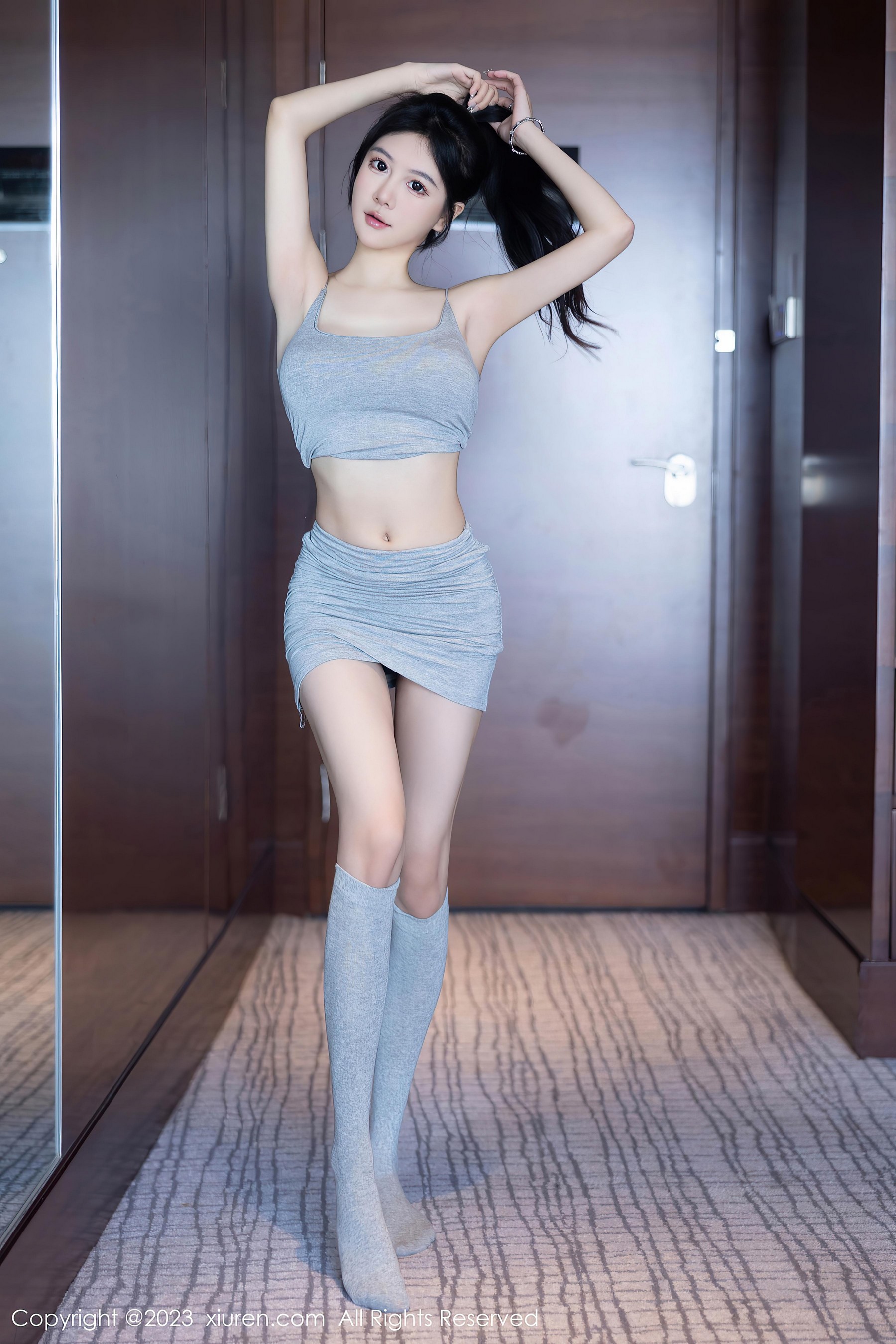 [XiuRen秀人网]2023.08.18 NO.7258 幼幼 灰色运动小背心加短裙与黑色紧身瑜伽裤性感私房写真集-看套图