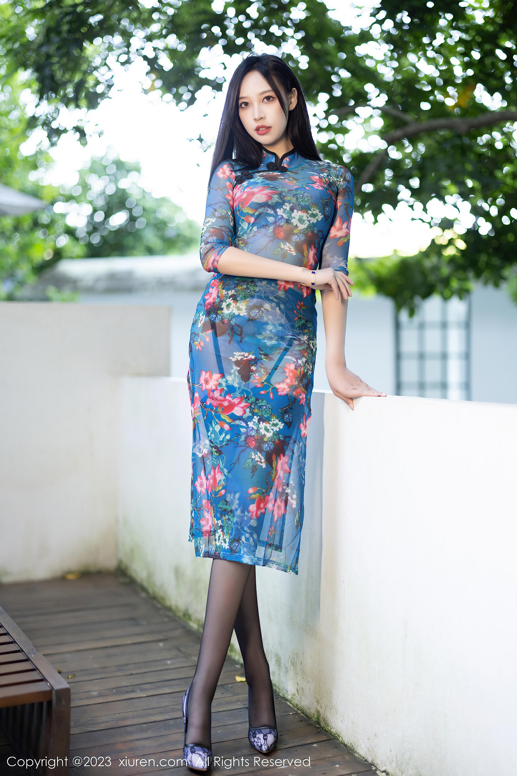 [XiuRen秀人网]2023.08.23 NO.7271 郑颖姗Bev 蓝色紧身透视旞与蕾丝内衣加黑丝美腿性感私房写真集-看套图