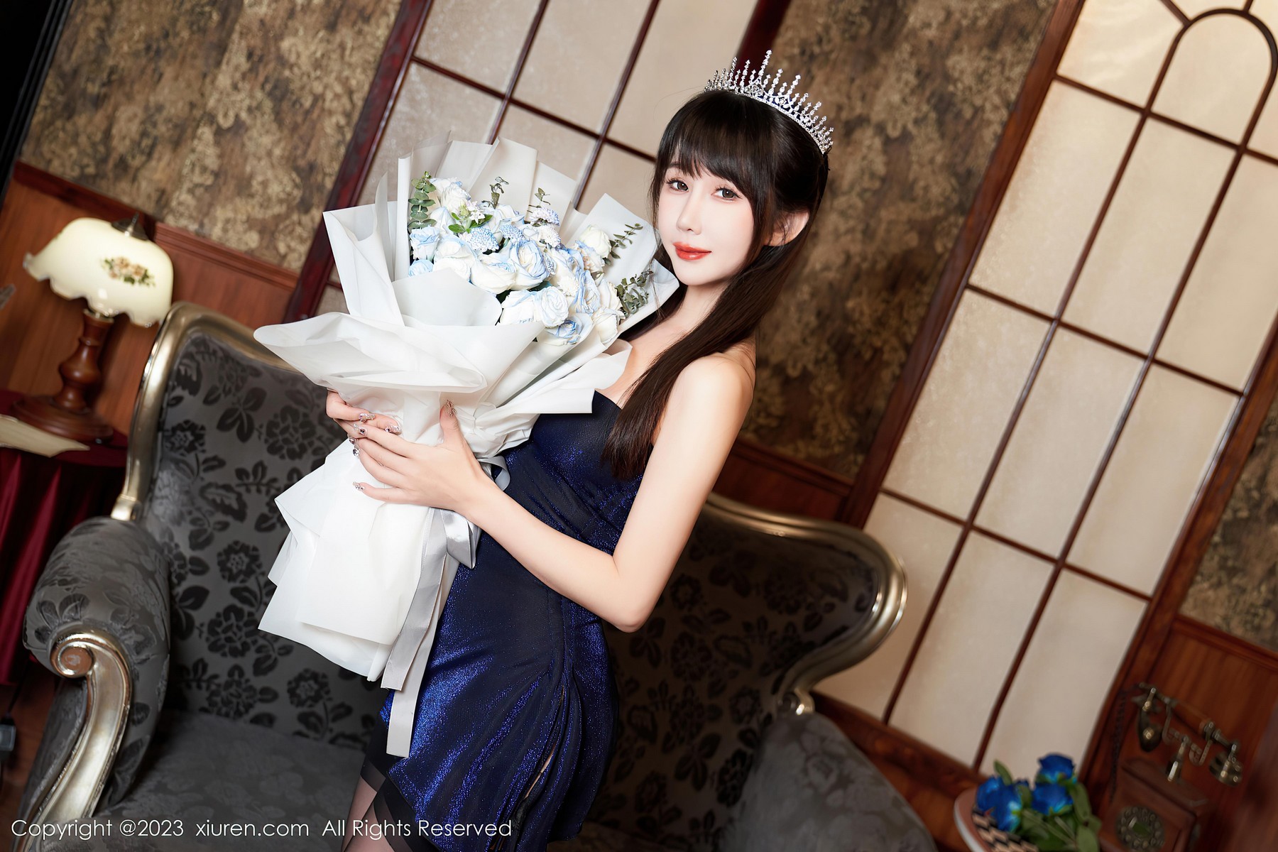 [XiuRen秀人网]2023.08.23 NO.7274 波巧酱 蓝色抹胸连衣裙与蕾丝内衣加黑丝美腿性感私房写真集-看套图