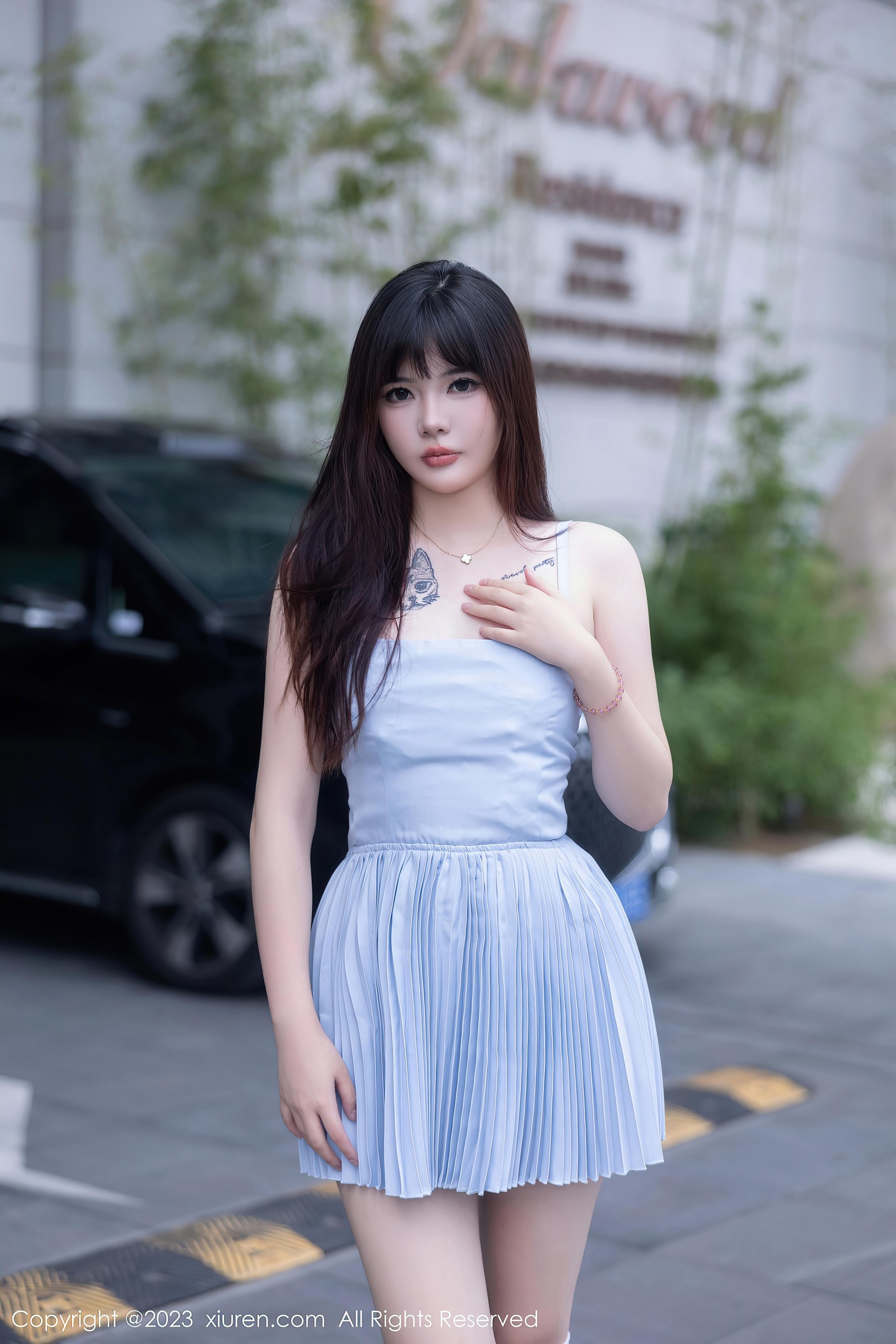 [XiuRen秀人网]2023.08.22 NO.7266 Arude薇薇 灰色吊带裸背连衣裙加白色丝袜美腿性感私房写真集-看套图