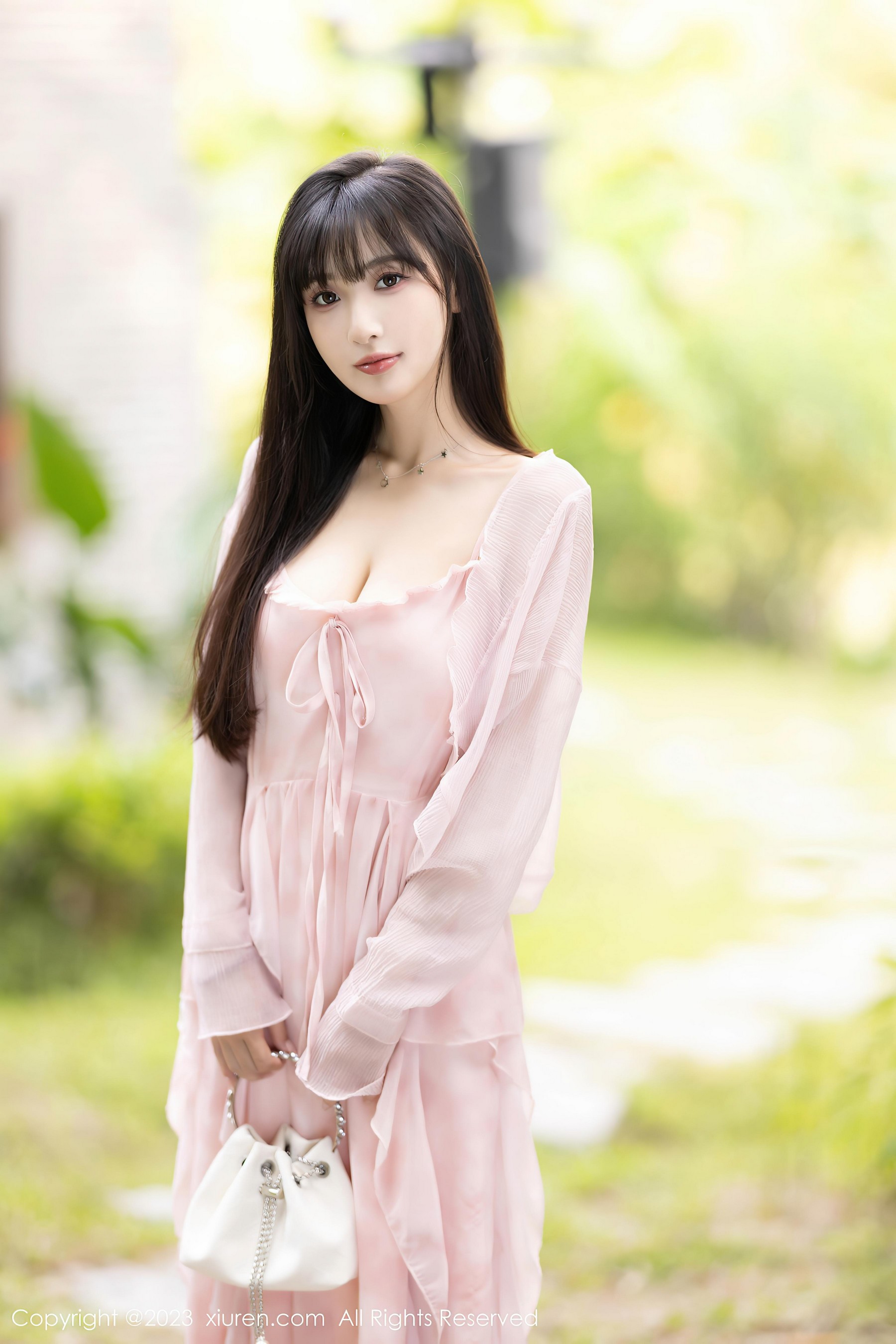 [XiuRen秀人网]2023.08.21 NO.7263 林星阑 粉色吊带连衣裙与塑身内衣加肉丝美腿性感私房写真集-看套图