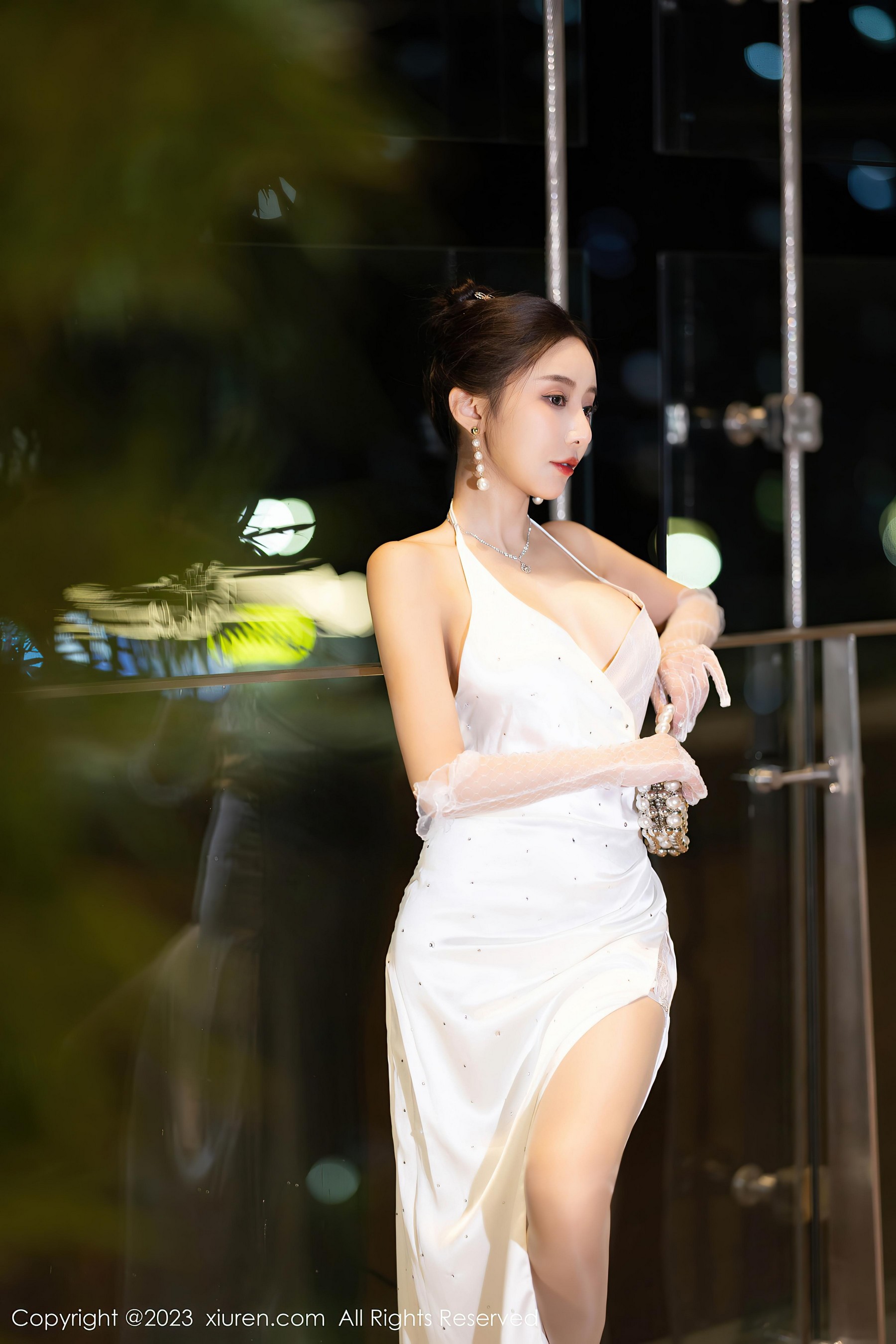 [XiuRen秀人网]2023.08.18 NO.7256 王馨瑶yanni 白色吊带礼服裙与黑色情趣旗袍加黑丝美腿性感私房写真集-看套图