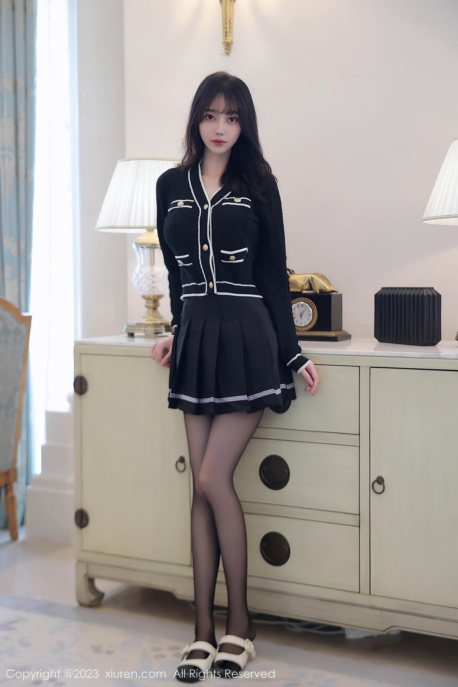 [XiuRen秀人网]2023.08.25 NO.7287 玥儿玥er 黑色短裙与透视情趣内衣加黑丝美腿性感私房写真集-看套图