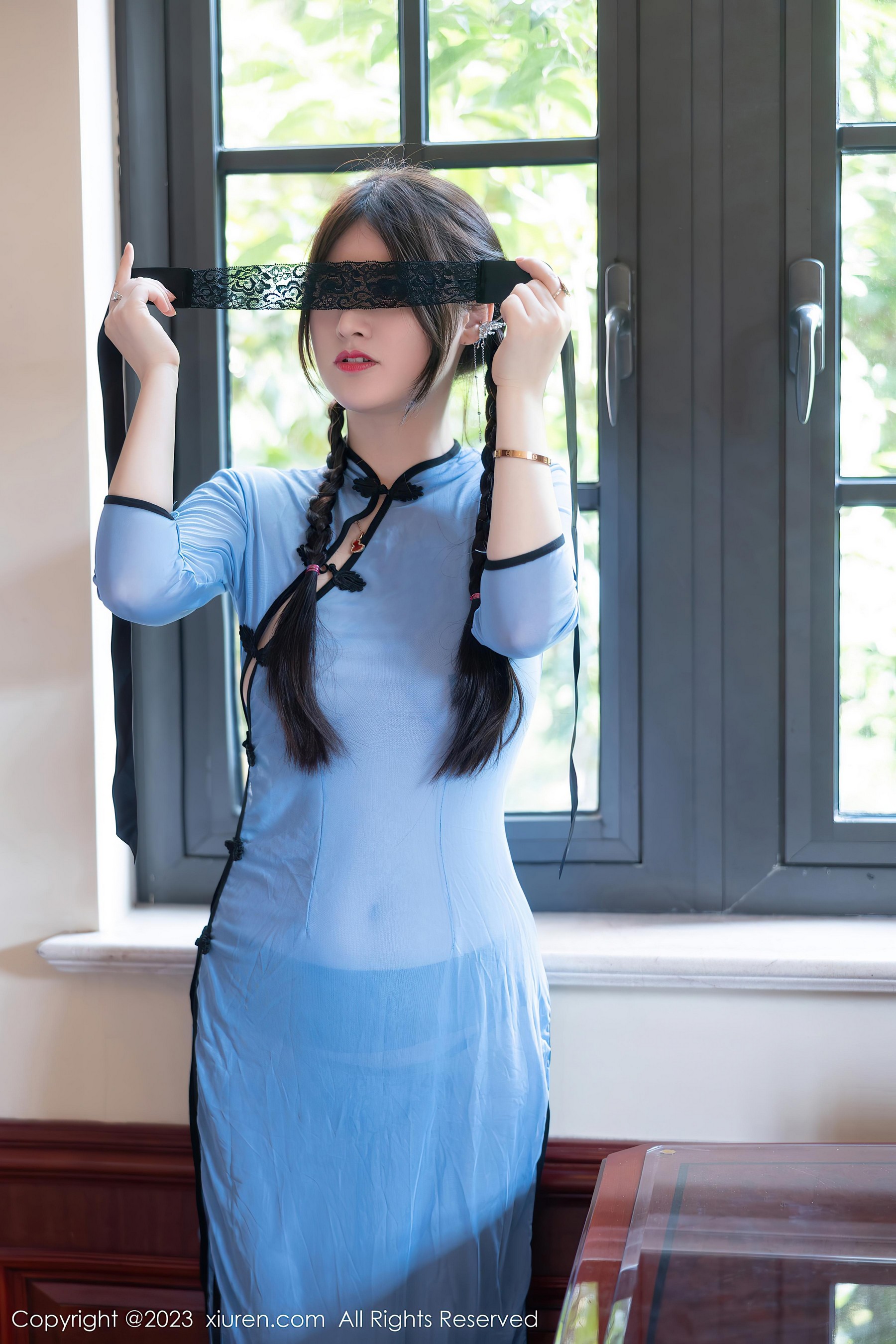 [XiuRen秀人网]2023.09.08 NO.7357 诗诗kiki 蓝色透视情趣旗袍加黑丝美腿性感私房写真集Xiuren秀人写真高清美女套图写真下载-看套图看套图