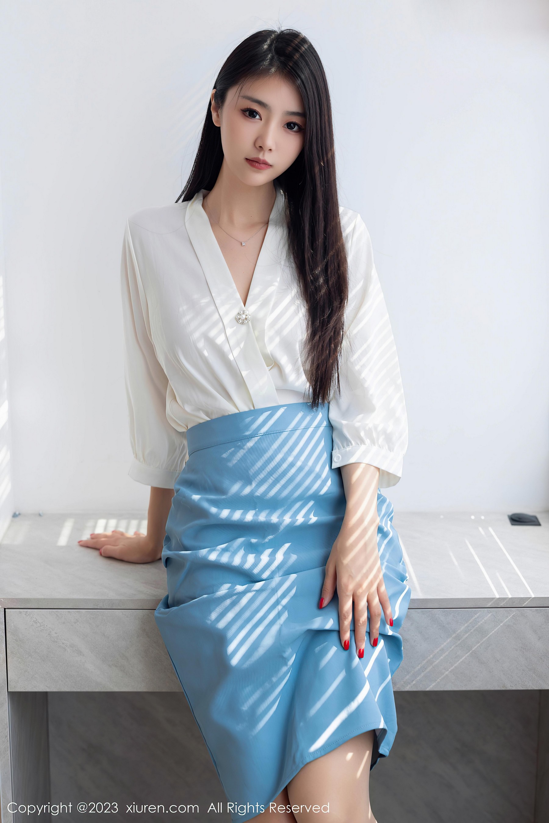 [XiuRen秀人网]2023.08.31 NO.7314 可樂Vicky 白色透视衬衫与灰色短裙加肉丝美腿性感私房写真集Xiuren秀人写真高清美女套图写真下载-看套图看套图