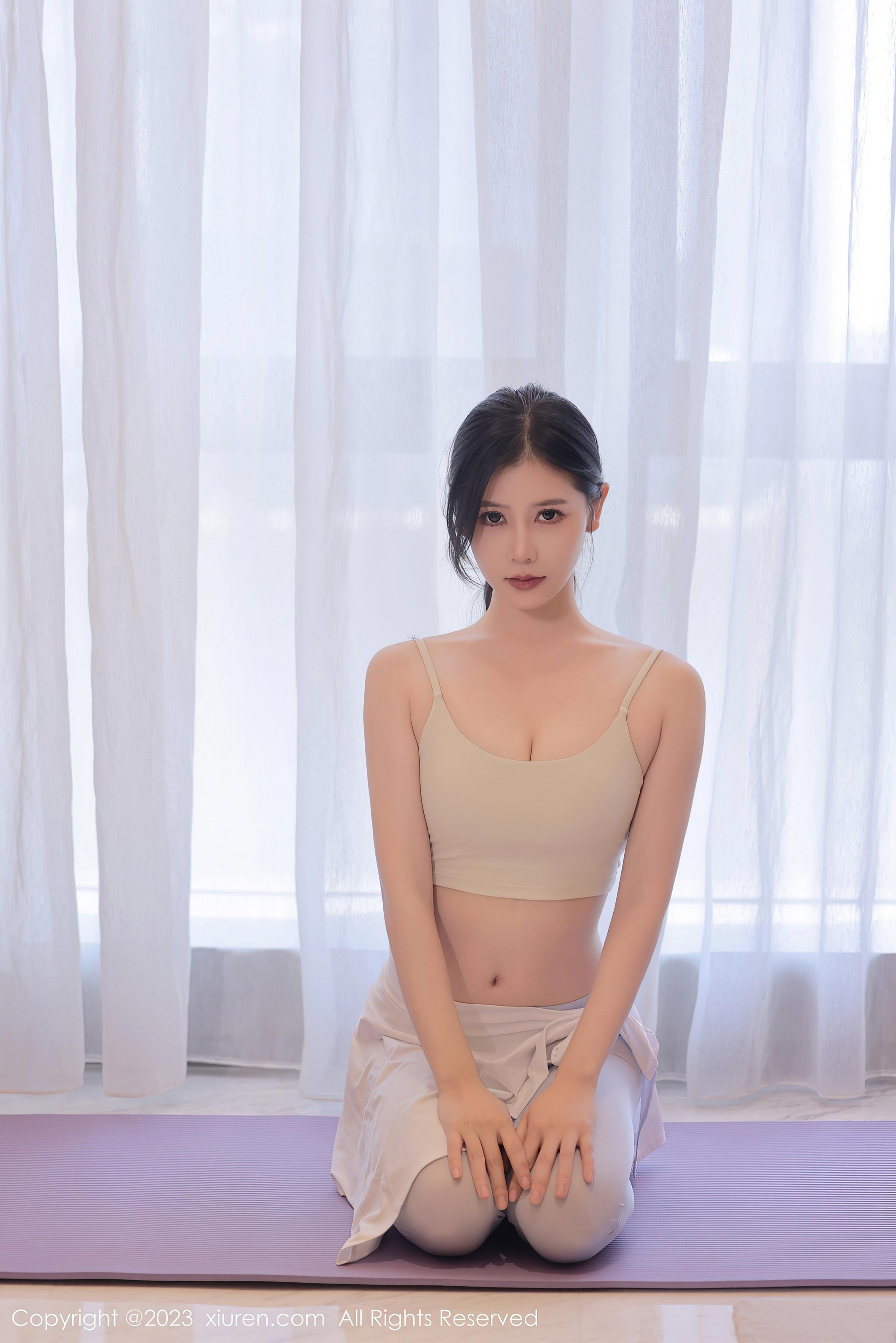 [XiuRen秀人网]2023.08.28 NO.7294 尹甜甜 白色运动内衣加灰色紧身透视瑜伽裤性感私房写真集-看套图