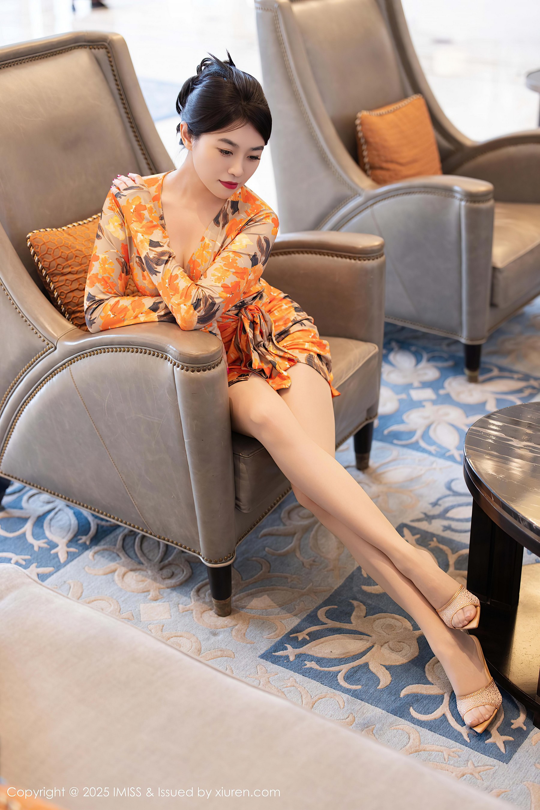 [IMiss爱蜜社]2025.07.21 VOL.796 许诺Sabrina 橙色礼服裙与红色透视情趣内衣加肉丝美腿性感私房写真集-看套图