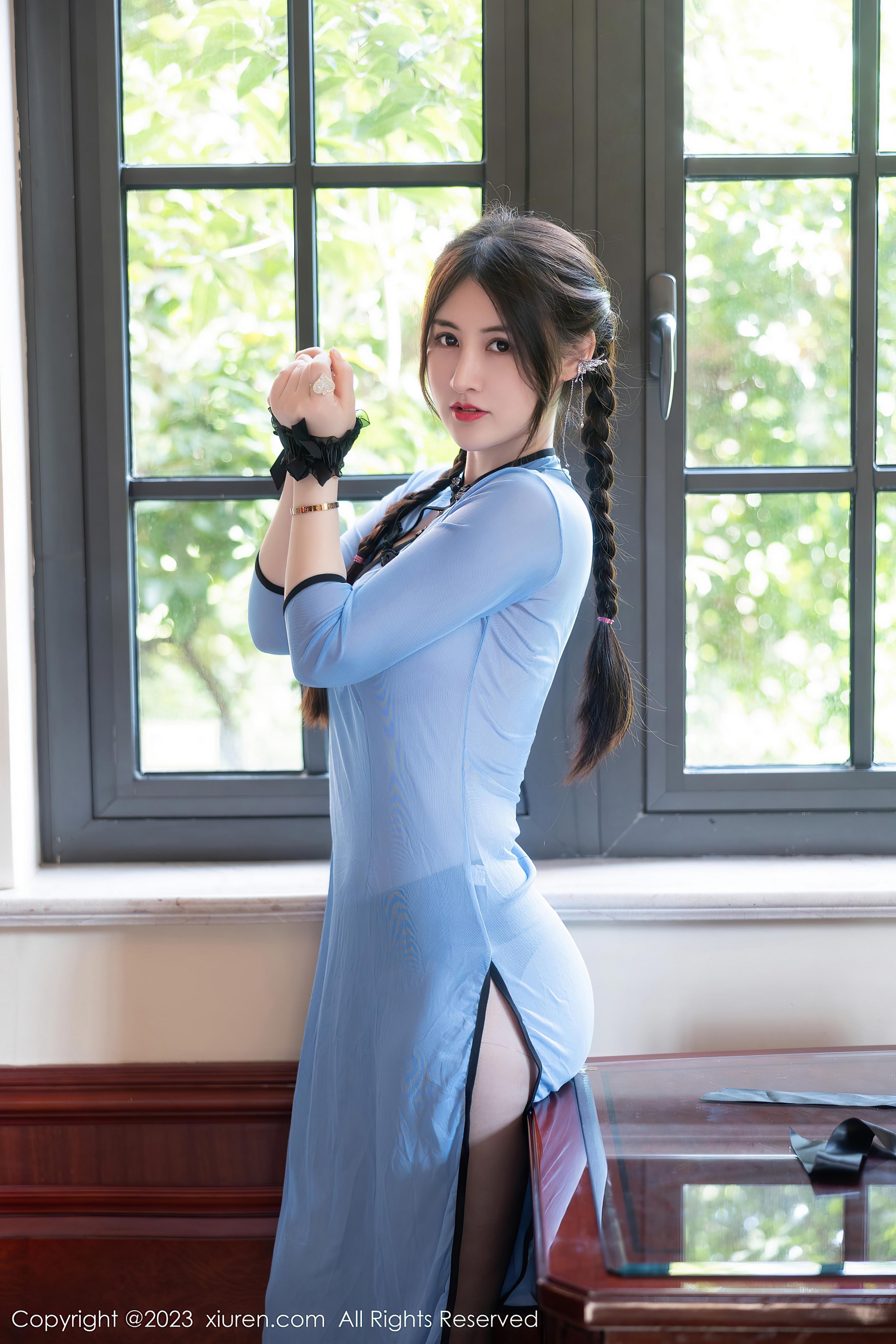 [XiuRen秀人网]2023.09.08 NO.7357 诗诗kiki 蓝色透视情趣旗袍加黑丝美腿性感私房写真集Xiuren秀人写真高清美女套图写真下载-看套图看套图