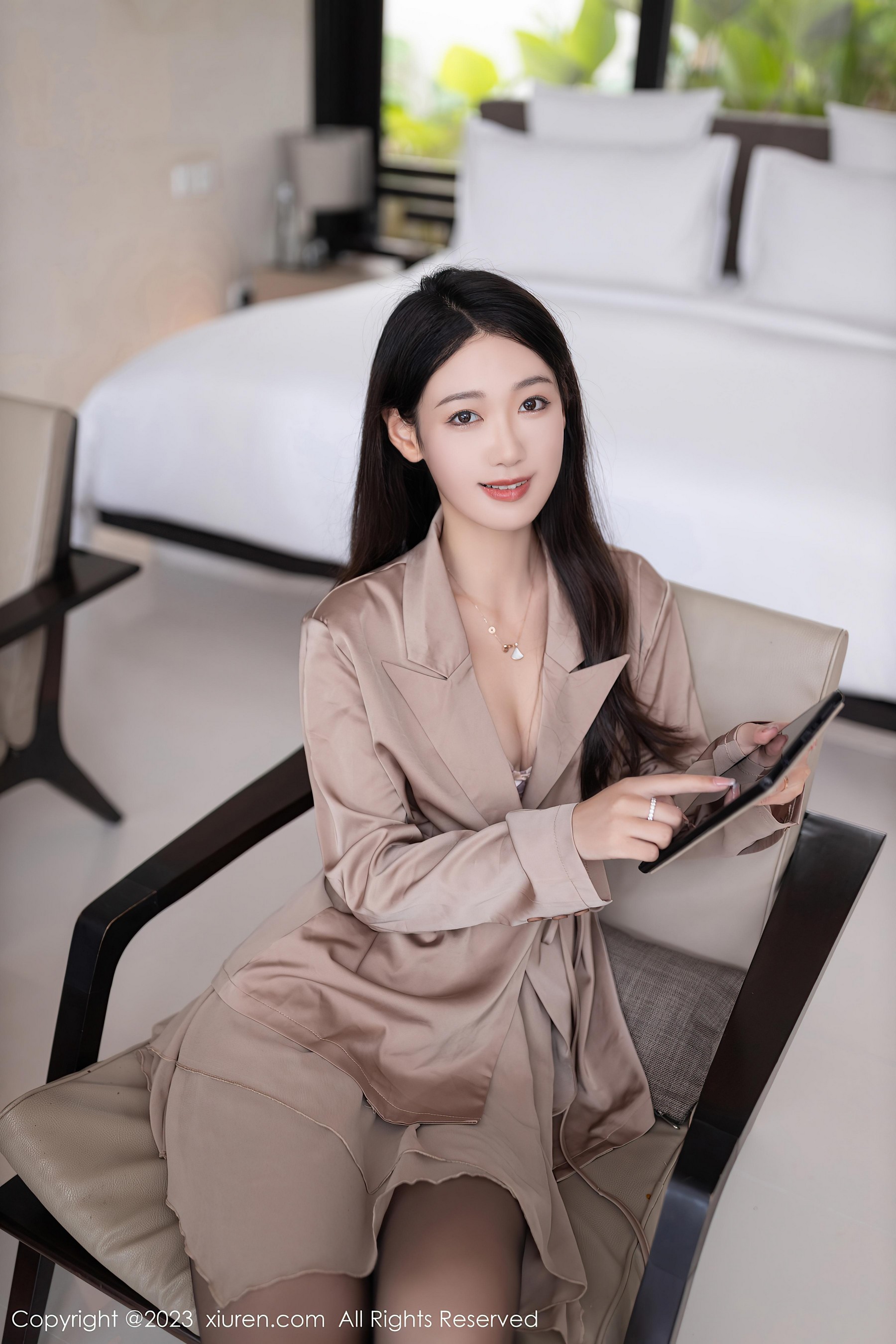 [XiuRen秀人网]2023.09.04 NO.7333 唐安琪 橙色连衣裙与粉色蕾丝内衣加黑丝美腿性感私房写真集-看套图