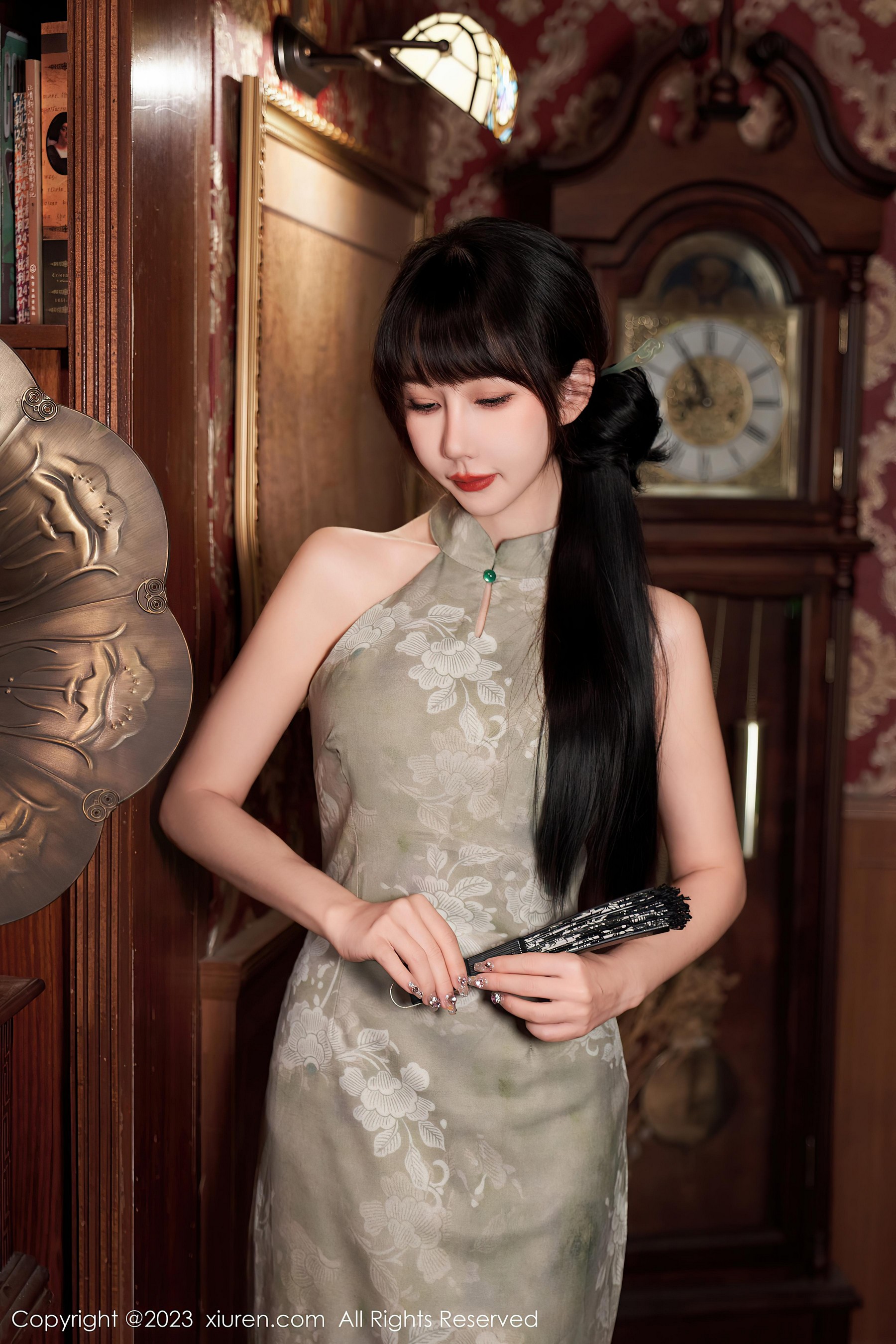 [XiuRen秀人网]2023.09.05 NO.7337 波巧酱 灰色旗袍与蕾丝内衣加肉丝美腿性感私房写真集-看套图