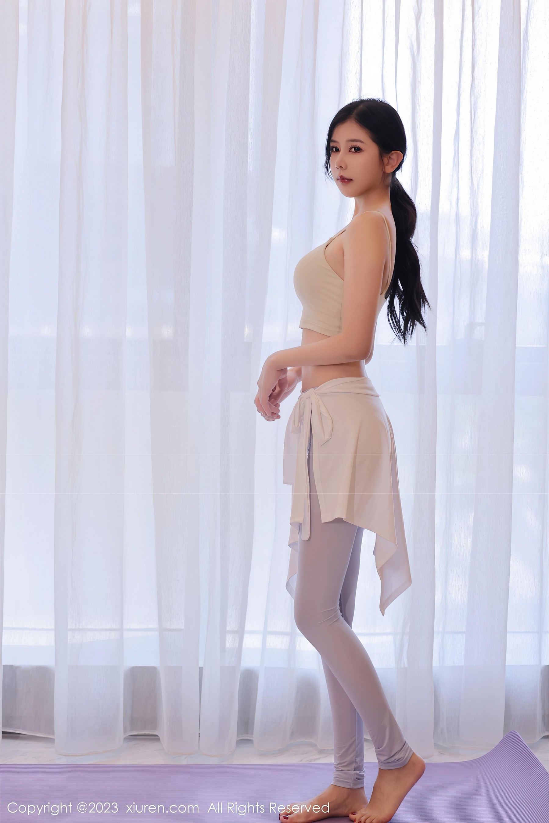 [XiuRen秀人网]2023.08.28 NO.7294 尹甜甜 白色运动内衣加灰色紧身透视瑜伽裤性感私房写真集-看套图