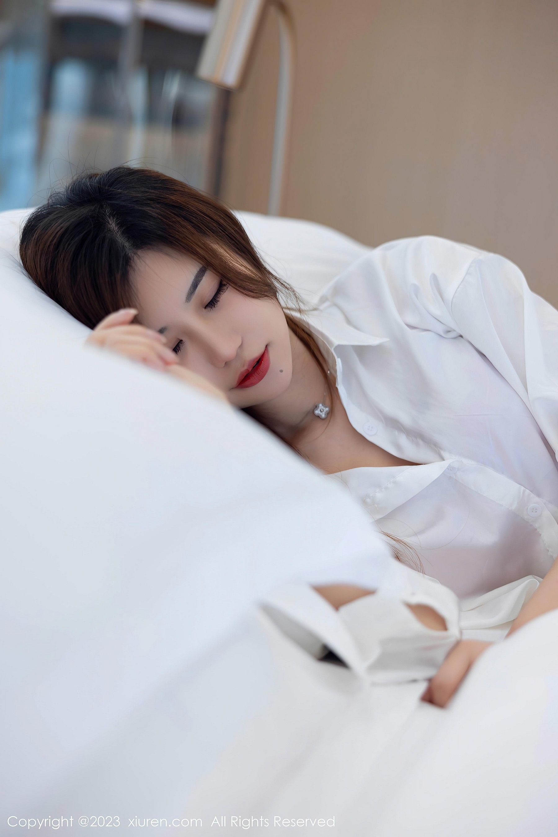 [XiuRen秀人网]2023.09.08 NO.7358 绮里嘉ula 白色透视衬衫与红色蕾丝内衣加肉丝美腿性感私房写真集Xiuren秀人写真高清美女套图写真下载-看套图看套图