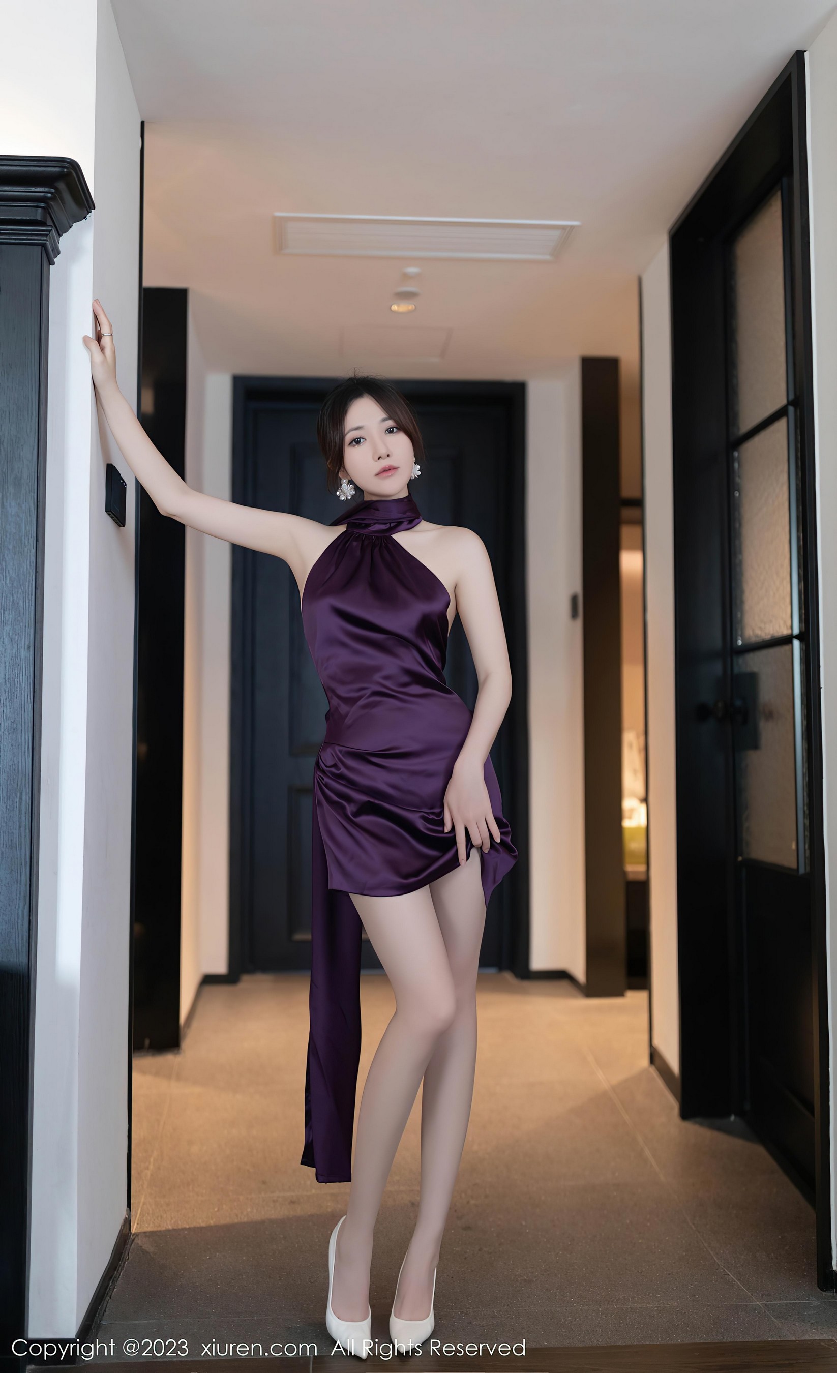 [XiuRen秀人网]2023.09.01 NO.7324 鱼子酱Fish 紫色裸背礼服裙加肉丝美腿玉足性感私房写真集-看套图