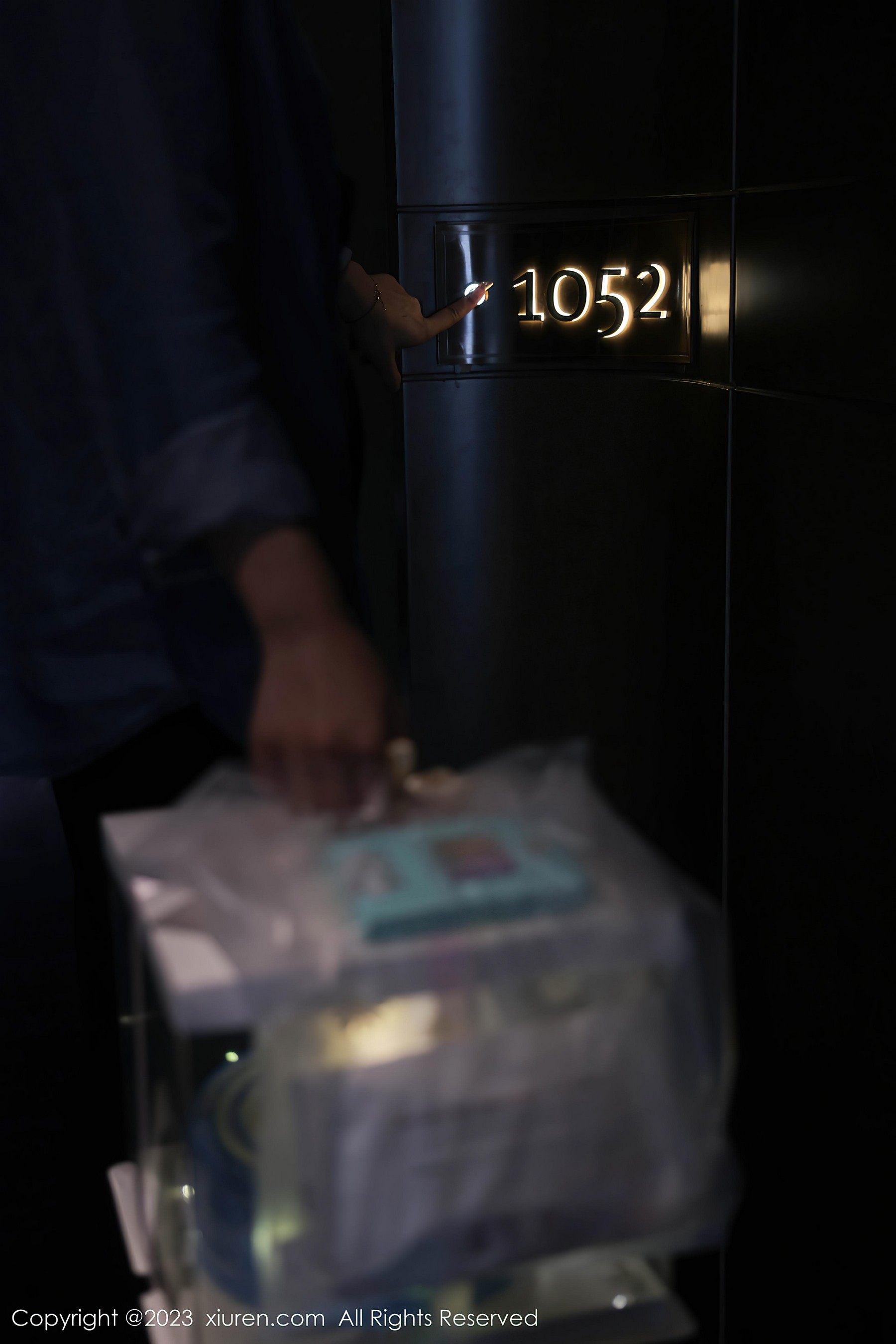 [XiuRen秀人网]2023.09.06 NO.7348 幼幼 白色透视睡衣加情趣蕾丝内衣性感私房写真集Xiuren秀人写真高清美女套图写真下载-看套图看套图