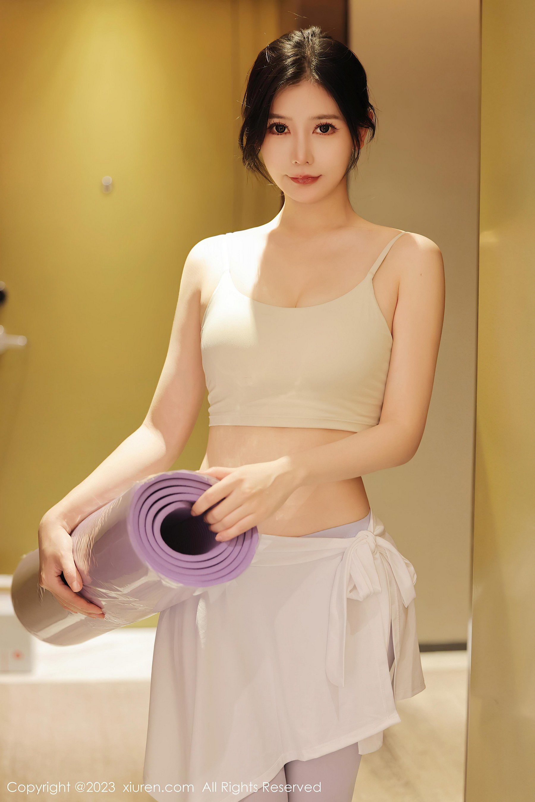 [XiuRen秀人网]2023.08.28 NO.7294 尹甜甜 白色运动内衣加灰色紧身透视瑜伽裤性感私房写真集-看套图