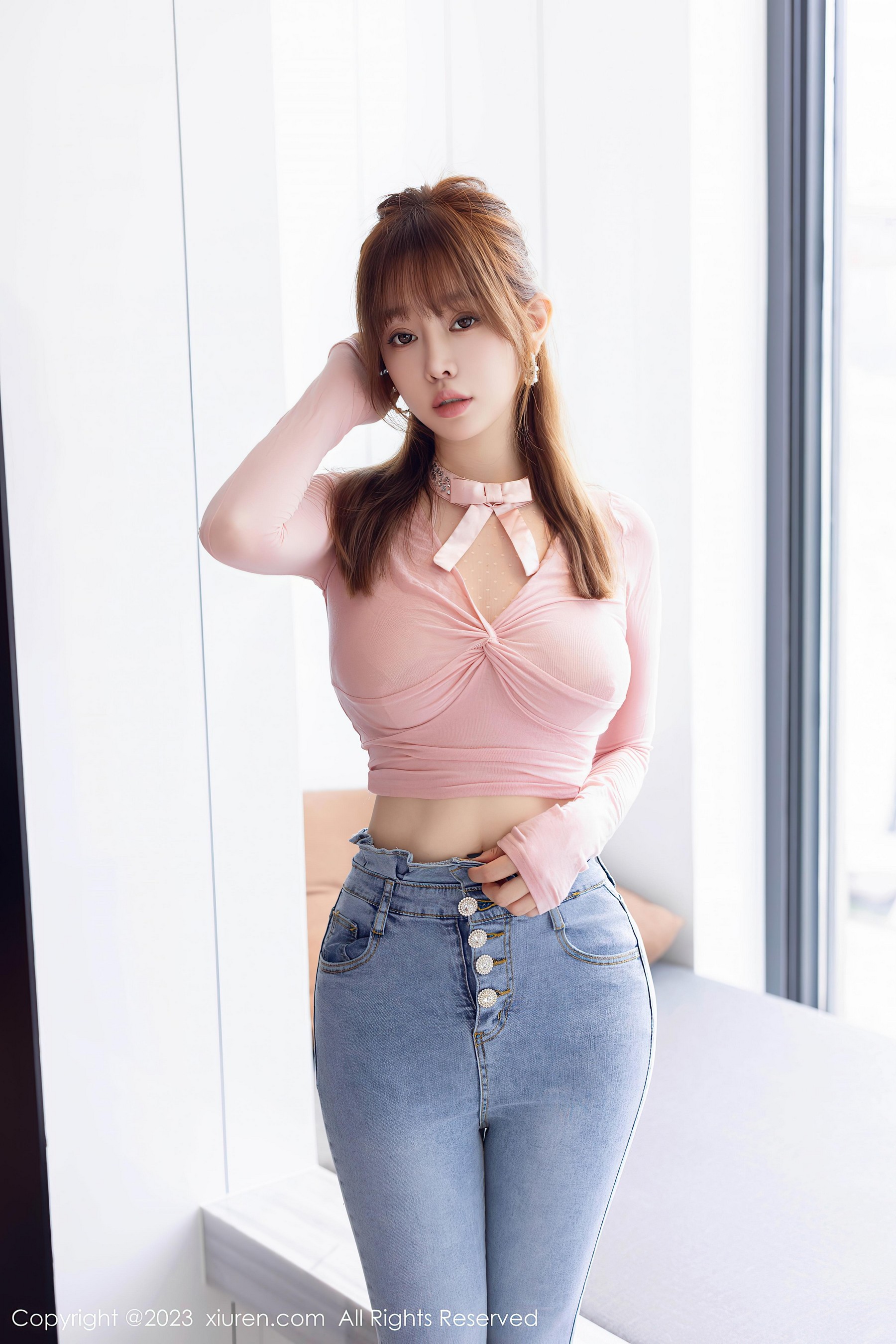 [XiuRen秀人网]2023.09.01 NO.7323 王雨纯 粉色紧身T恤与透视情趣肚兜加肉丝美腿性感私房写真集-看套图