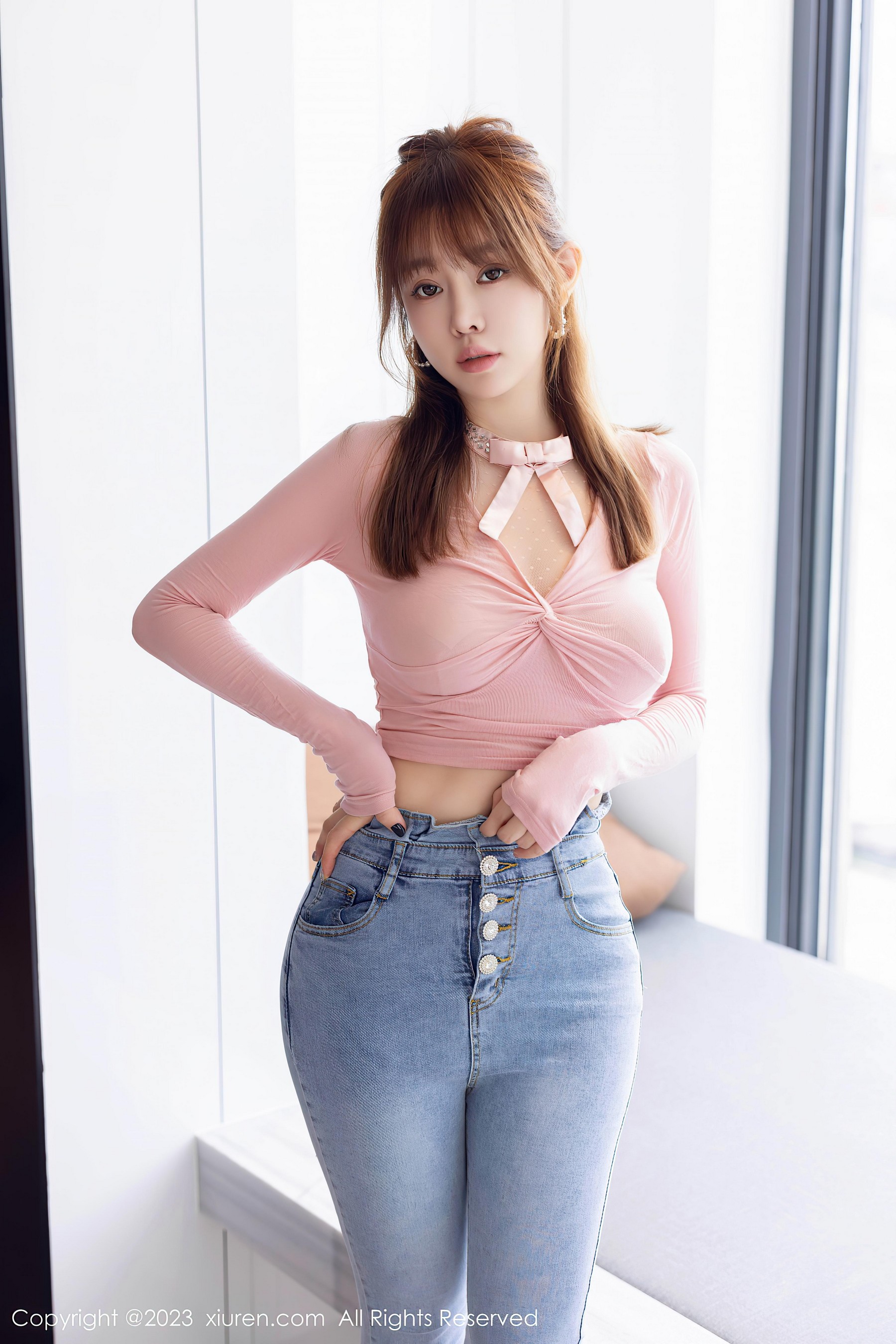[XiuRen秀人网]2023.09.01 NO.7323 王雨纯 粉色紧身T恤与透视情趣肚兜加肉丝美腿性感私房写真集-看套图