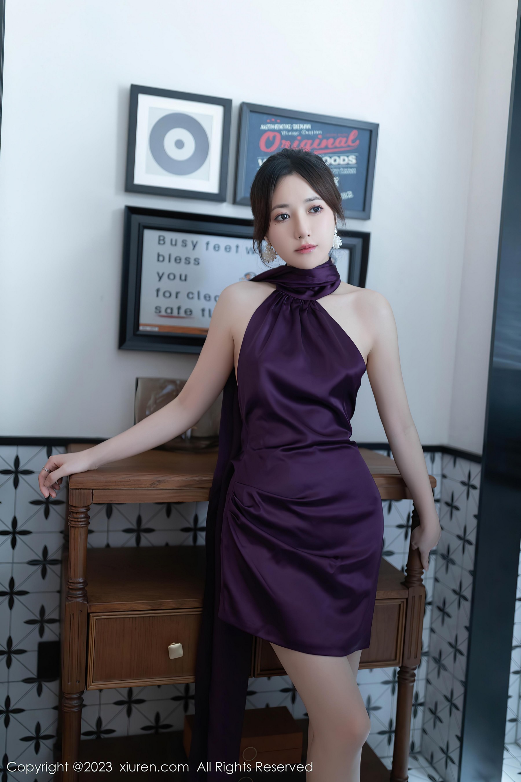 [XiuRen秀人网]2023.09.01 NO.7324 鱼子酱Fish 紫色裸背礼服裙加肉丝美腿玉足性感私房写真集-看套图