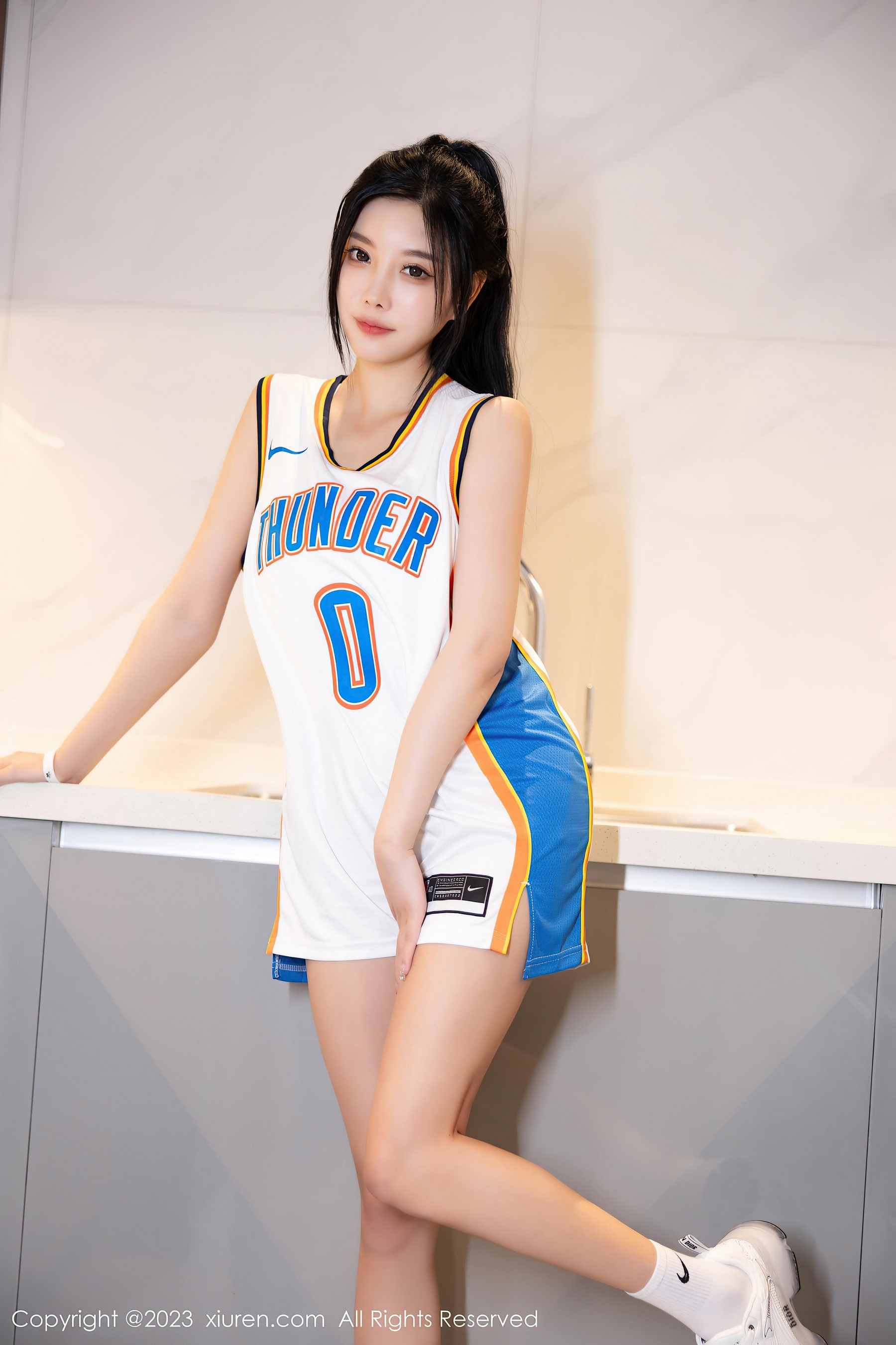 [XiuRen秀人网]2023.08.29 NO.7304 杨晨晨Yome 黑色短裤与白色连身背心加运动内衣性感私房写真集-看套图
