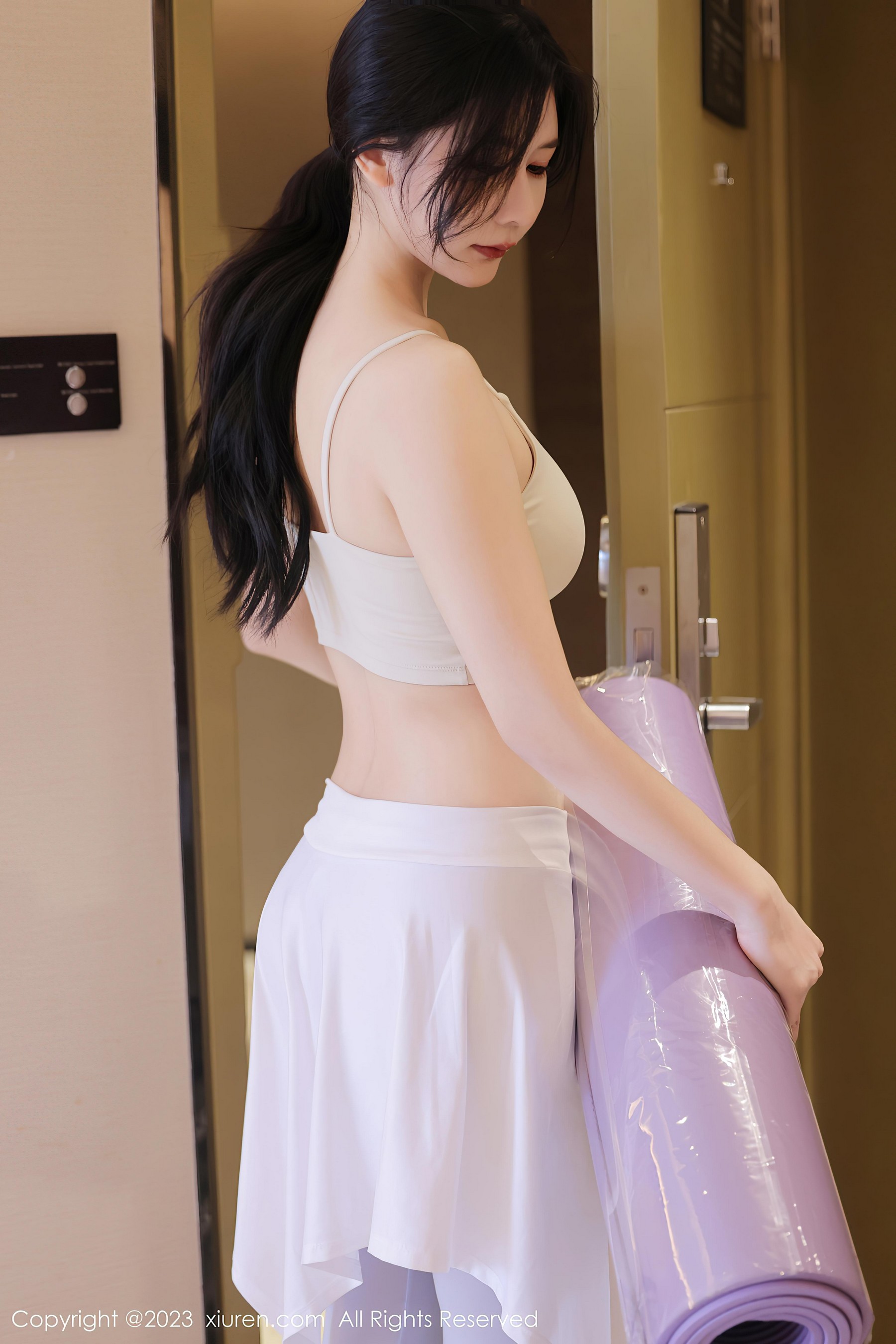 [XiuRen秀人网]2023.08.28 NO.7294 尹甜甜 白色运动内衣加灰色紧身透视瑜伽裤性感私房写真集-看套图