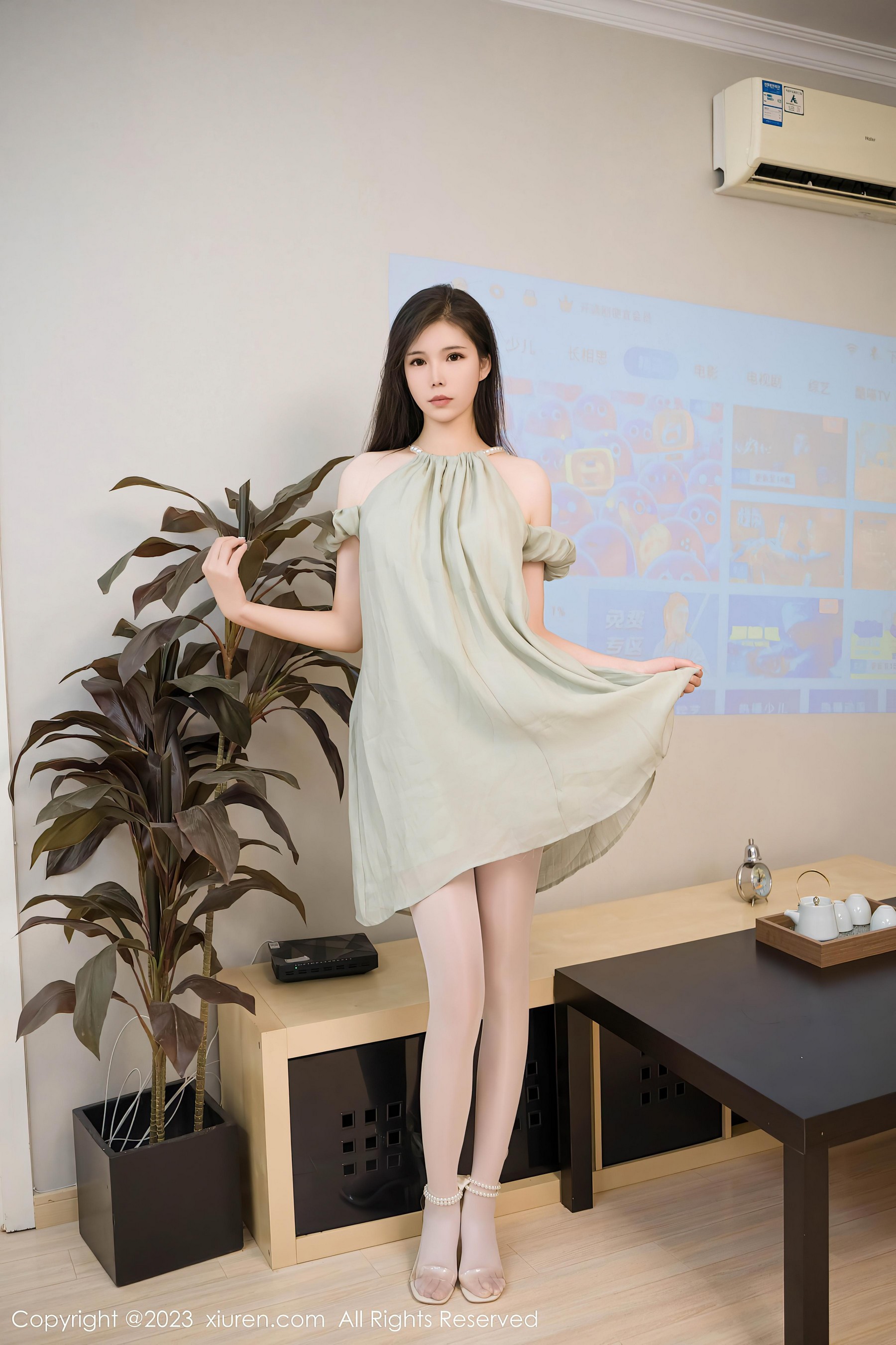 [XiuRen秀人网]2023.09.13 NO.7378 雪糕CiCi 灰色吊脖加衣裙加白色丝袜美腿性感私房写真集Xiuren秀人写真高清美女套图写真下载-看套图看套图