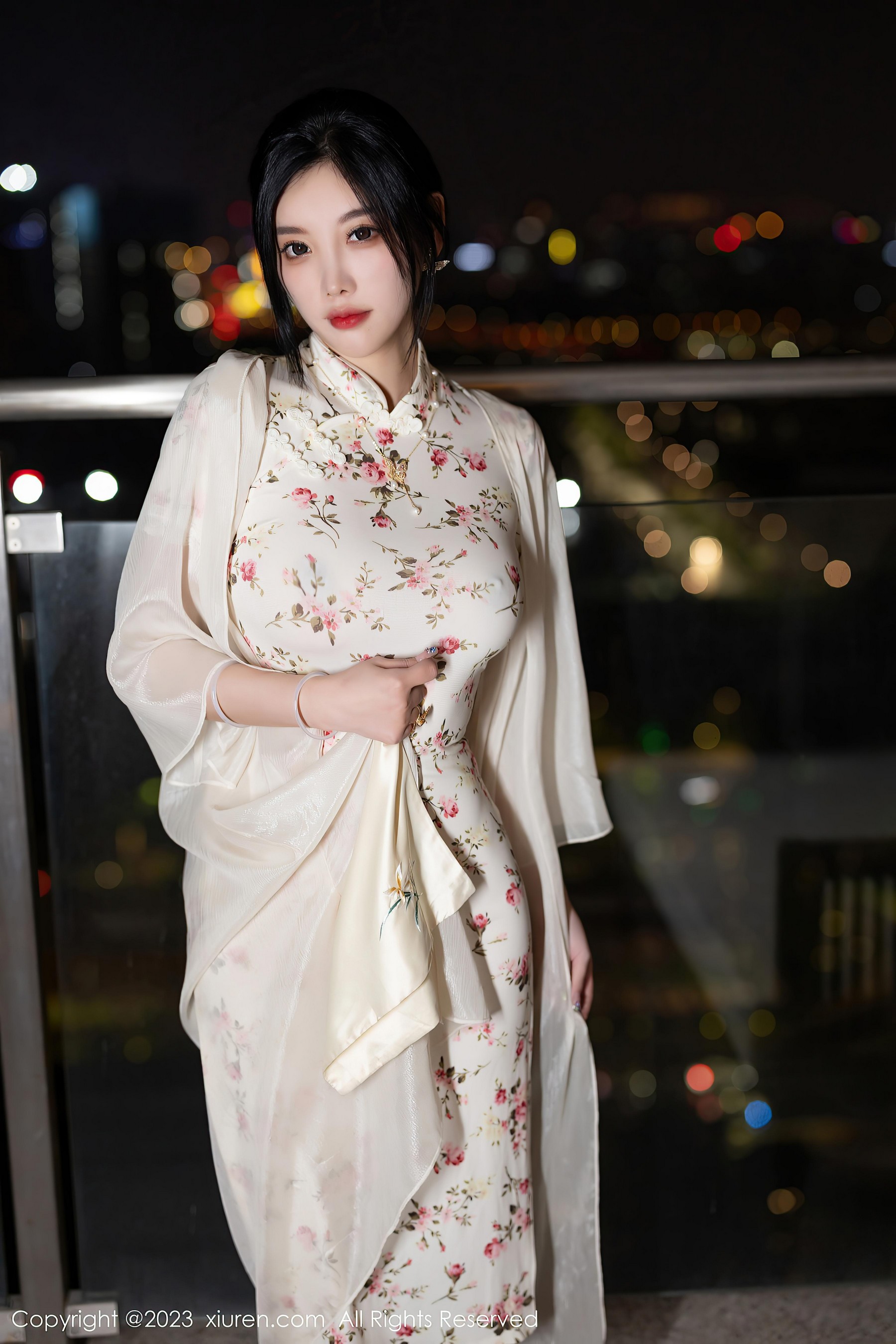 [XiuRen秀人网]2023.09.08 NO.7363 杨晨晨Yome 白色紧身旗袍加肉丝美腿性感私房写真集Xiuren秀人写真高清美女套图写真下载-看套图看套图