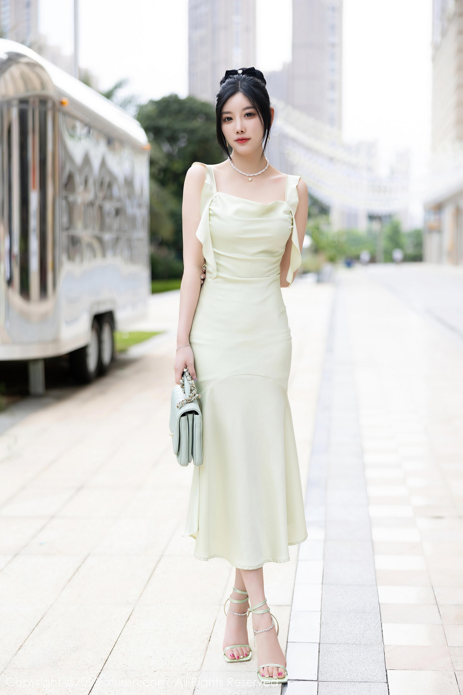 [XiuRen秀人网]2023.09.19 NO.7410 杨晨晨Yome 修身礼服裙与透视情趣旗袍加肉丝美腿性感私房写真集-看套图