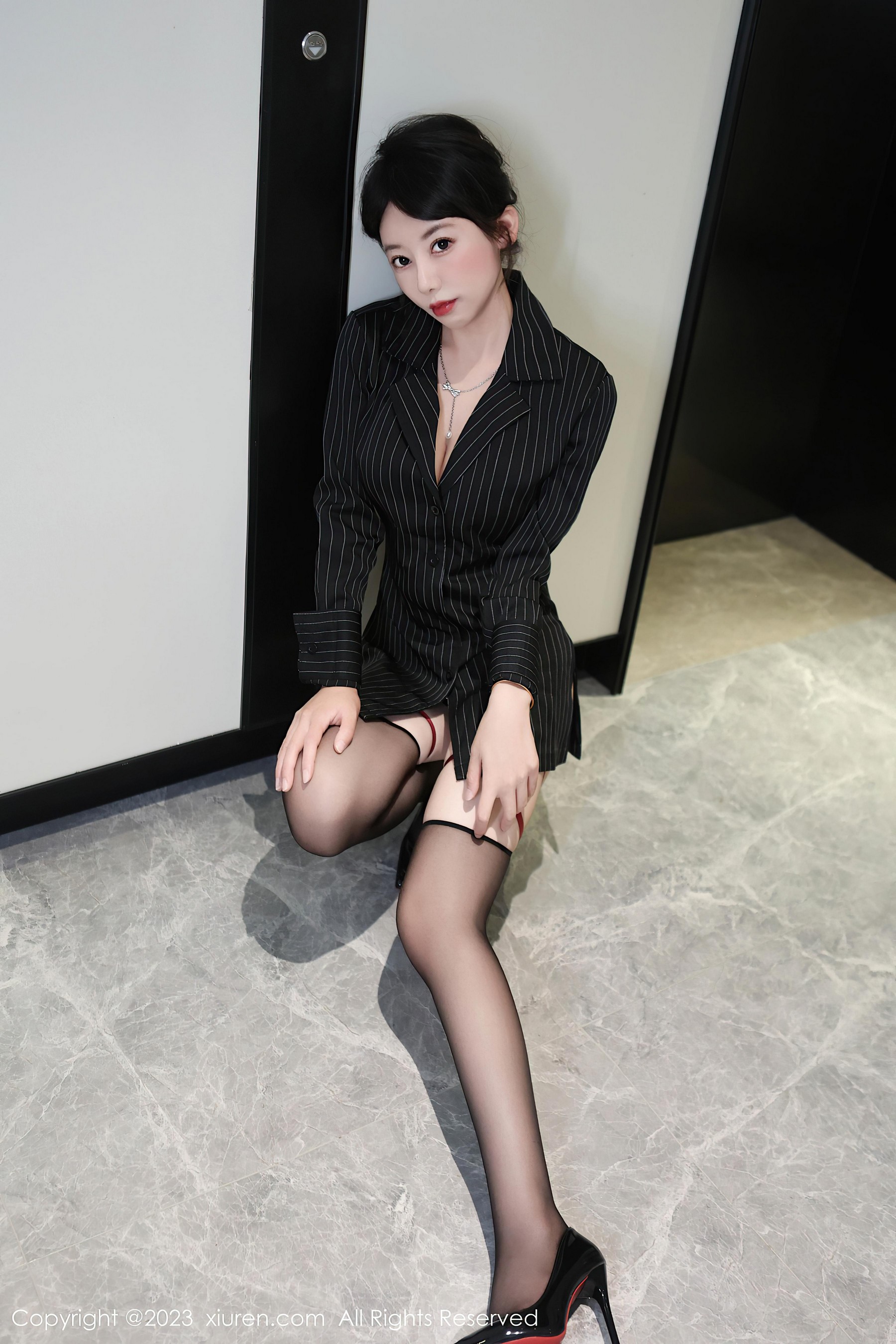 [XiuRen秀人网]2023.09.14 NO.7384 白笑笑 黑色连体衬衫与蕾丝内衣加黑丝美腿性感私房写真集Xiuren秀人写真高清美女套图写真下载-看套图看套图