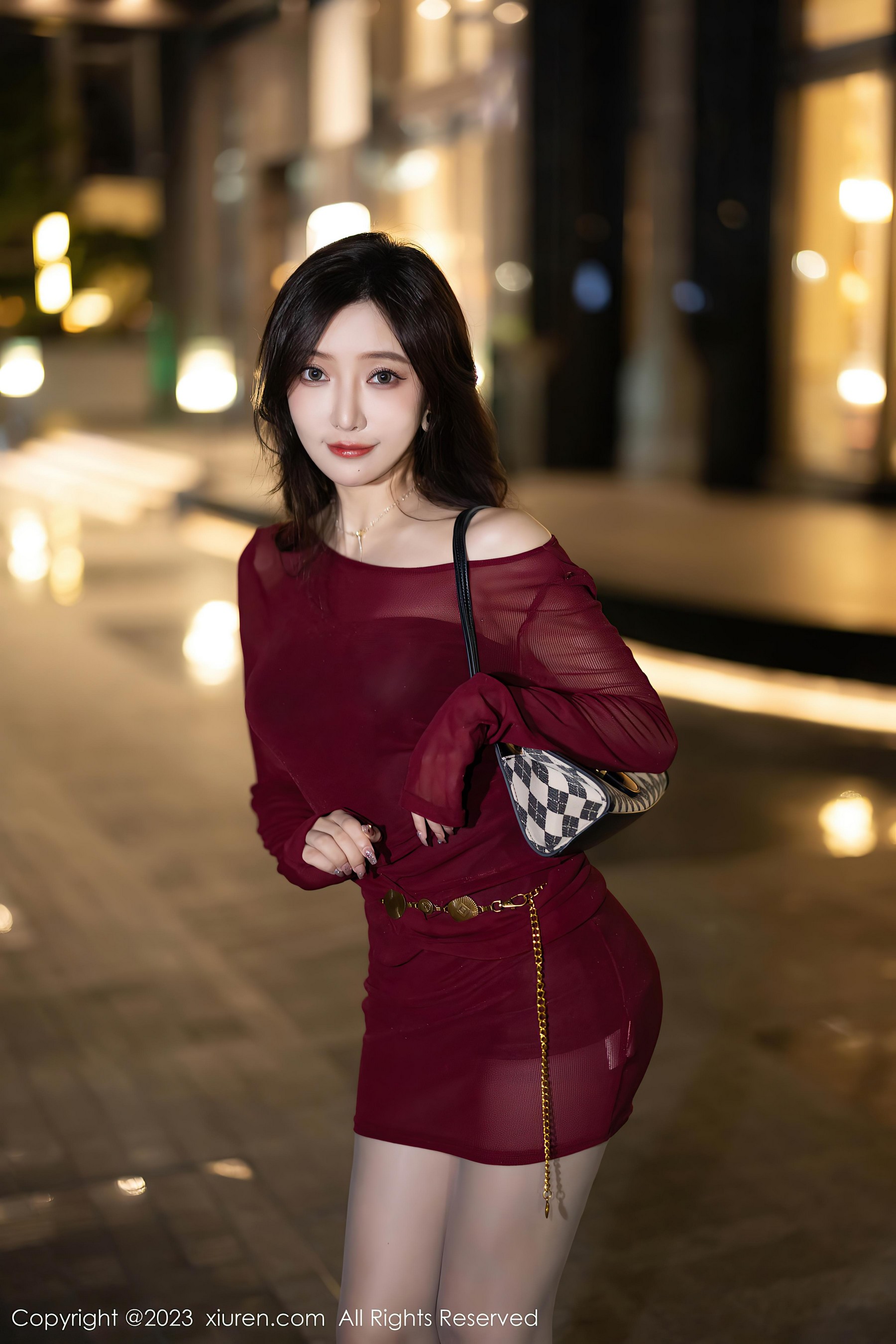 [XiuRen秀人网]2023.09.15 NO.7400 王馨瑶yanni 红色紧身透视连衣裙与黑色情趣内衣加黑丝美腿性感写真集-看套图