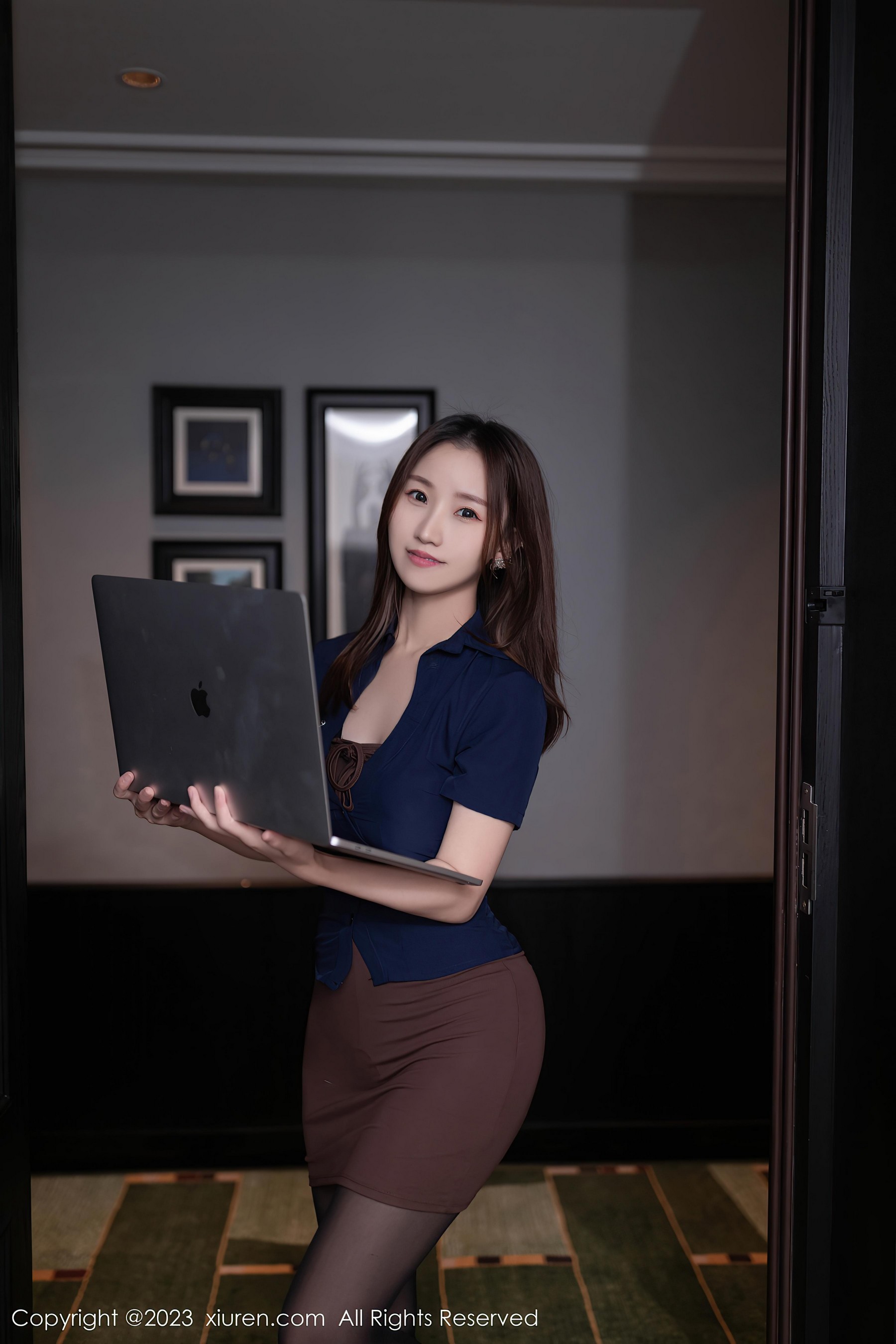 [XiuRen秀人网]2023.09.20 NO.7417 杏子Yada 紧身OL制服与棕色短裙加黑丝美腿性感私房写真集Xiuren秀人写真高清美女套图写真下载-看套图看套图